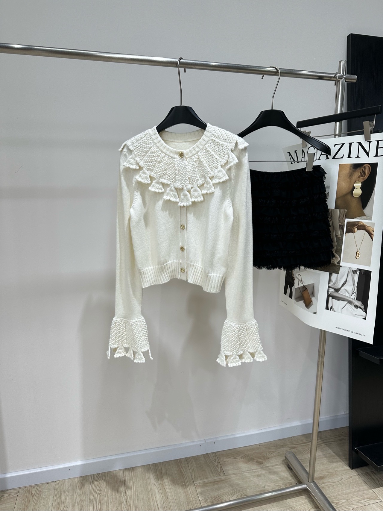 NO:952872,[LV off-white ruffled lace trumpet long-sleeved cardigan], fabric cotton + wool blend, color off-white, milk white crochet knitted cardigan from LV 2026 early autumn series, large ruffled lapel + trumpet cuffs, three-dimensional crochet texture all over, customized metal buckle, short version, slightly waisted, sweet and romantic but not too sweet. Same style as Ouyang Nana, flat size  S Shoulder width 40, bust 88 stretch, length 49, sleeve length 72 M Shoulder width 42, bust 92 stretch, length 51, sleeve length 73 L Shoulder width 44, bust 96 stretch, length 53, sleeve length 74 Manual measurement will have an error of 2 to 3cm, which is within the normal range,, louis vuitton,19860909【lv米白色荷叶花边喇叭长袖开衫】 ,面料棉+羊毛混纺 颜色米白色 LV 2026 早秋系列的奶白钩花针织开衫 荷叶边大翻领 + 喇叭袖口 全身立体钩花纹理,定制金属扣 版型短款微收腰,甜美浪漫但不会太甜腻 欧阳娜娜同款 平铺尺码 S肩宽40,胸围88弹力,衣长49,袖长72 M肩宽42,胸围92弹力,衣长51,袖长73 L肩宽44,胸围96弹力,衣长53,袖长74 手工测量会有2～3cm误差属于正常范围,,louis vuitton,,Women's clothing