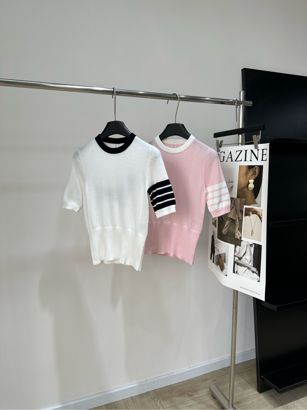 NO:952891,[TB Back Dachshund Round Neck Knitted Short Sleeve], fabric cotton, color white, pink, Thom Browne classic four-stripe short-sleeved knitted top, waisted version that shows off the waistline!!! The skirt comes with small details of the label, playful and age-reducing~~ The gentle lady atmosphere directly fills the air. It is just right for daily commuting/dates. The sweet but not greasy girly color scheme is so heartwarming~ Flat size  S Shoulder width 35, bust 74 stretch, length 51, sleeve length 21 M Shoulder width 37, bust 78 stretch, length 53, sleeve length 22 L Shoulder width 39, bust 82 stretch, length 55, sleeve length 23 Manual measurement will have an error of 2 to 3cm, which is within the normal range, skirts, T-shirts,19860909【TB后背腊肠犬圆领针织短袖】 ,面料棉 颜色白色、粉色 Thom Browne经典四条杠短袖针织上衣, 收腰版型巨显腰线!!! 裙身自带标签小细节,俏皮减龄~~ 温柔大小姐氛围感直接拉满 日常通勤/约会穿都刚刚好 甜而不腻的少女配色太戳心啦～ 平铺尺码 S肩宽35,胸围74弹力,衣长51,袖长21 M肩宽37,胸围78弹力,衣长53,袖长22 L肩宽39,胸围82弹力,衣长55,袖长23 手工测量会有2～3cm误差属于正常范围,,skirts,T-shirt,,Women's clothing