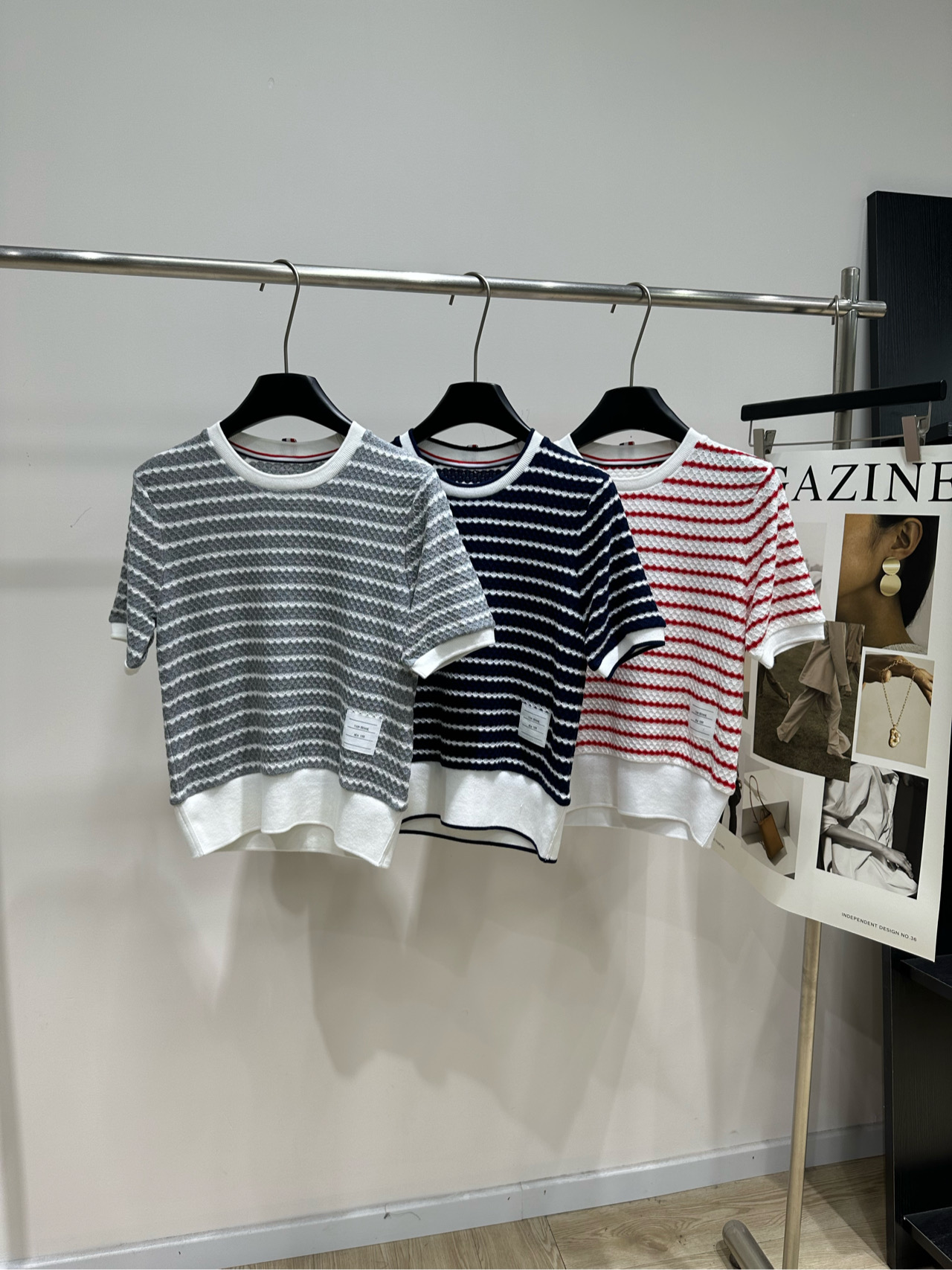 NO:952890,[TB three-color striped round neck knitted short-sleeved top] l, fabric cotton color gray, navy blue, red Thom Browne's red and white striped short-sleeved knitted T-shirt Round neck short style, the red and white horizontal stripes are made of hollow knitting technology The hem and cuffs have white edges The overall version is slightly oversize Classic nautical style, full of college feel Flat size S Shoulder width 39, bust 84 stretch, length 53, sleeve length 23  M shoulder width 40, chest circumference 88 elastic, length 54, sleeve length 24 L shoulder width 41, chest 92 elasticity, length 55, sleeve length 25. There will be an error of 2 to 3cm in manual measurement, which is within the normal range, versace, T-shirt, tees, t-shirt,19860909【TB三色条纹圆领针织短袖上衣】 l,面料棉 颜色灰色、藏蓝、红色 Thom Browne 的红白条纹短袖针织T恤 圆领短款,红白横条纹用的是镂空编织工艺 下摆和袖口有白色收边 整体版型微 oversize 经典航海风,学院感很足 平铺尺码 S肩宽39,胸围84弹力,衣长53,袖长23 M肩宽40,胸围88弹力,衣长54,袖长24 L肩宽41,胸围92弹力,衣长55,袖长25 手工测量会有2～3cm误差属于正常范围,,versace,T-shirt,tees，t-shirt,,Women's clothing