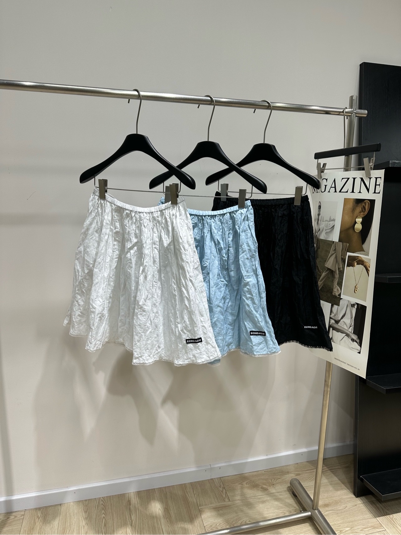 NO:954246,[EA three-color pleated lace mid-length skirt], fabric cotton + metal wire, colors white, light blue, black Echo Ade's pleated skirt, high-waisted A-line version, the skirt has a natural wrinkled texture, the skirt is spliced with lace, and there is a small logo mark on the side. The fabric is cotton and brocade blended, with a bit of matte texture, and the upper body is light and fluttery. The pleats have a sense of relaxation. The lace is not too sweet, and it looks good with any top.  Flat size S waist 66, skirt length 51 M waist 70, skirt length 52 L waist 74, skirt length 53 There will be an error of 2 to 3cm in manual measurement, which is within the normal range,,skirts,19860909【EA三色褶皱蕾丝花中长半裙】 ,面料棉+金属丝 颜色白色、浅蓝、黑色 Echo Ade 的褶皱半身裙 高腰A字版型,裙身有自然乱皱肌理 裙摆拼接蕾丝花边 侧边有小巧的 logo 标 面料是棉锦混纺 带一点哑光质感,上身轻盈飘 褶皱自带松弛感 蕾丝花边不会太甜,搭什么上衣都好看 平铺尺码 S腰围66,裙长51 M腰围70,裙长52 L腰围74,裙长53 手工测量会有2～3cm误差属于正常范围,,skirts,,Women's clothing