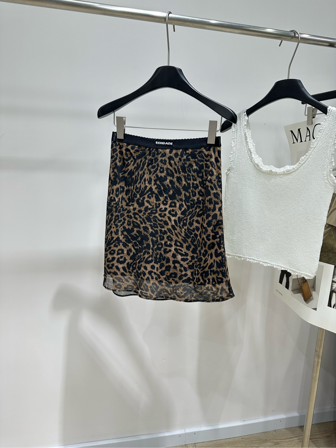 NO:954226,[EA web leopard print mesh mid-length skirt], fabric polyester fiber, color leopard print, Echo Ade's leopard print gauze fabric skirt, mid-waist A-line version, leopard print is not too wild, but has a lazy and high-end feel. The waist is a black elastic band + logo mark. Easy to put on and take off. Flat size S waist 66 elastic, hip 98, skirt length 45  M waist 70 elastic, hip 102, skirt length 46 L waist 74 elastic, hip 106, skirt length 47 There will be an error of 2 to 3cm in manual measurement, which is within the normal range,,skirts,19860909【EA织带豹纹网纱中长半裙】 ,面料聚酯纤维 颜色豹纹 Echo Ade 的豹纹纱质面料半身裙 中腰A字版型,豹纹印花不会太野性 反而有种慵懒的高级感 腰头是黑色松紧带 + logo 标 穿脱方便 平铺尺码 S腰围66弹力,臀围98,裙长45 M腰围70弹力,臀围102,裙长46 L腰围74弹力,臀围106,裙长47 手工测量会有2～3cm误差属于正常范围,,skirts,,Women's clothing
