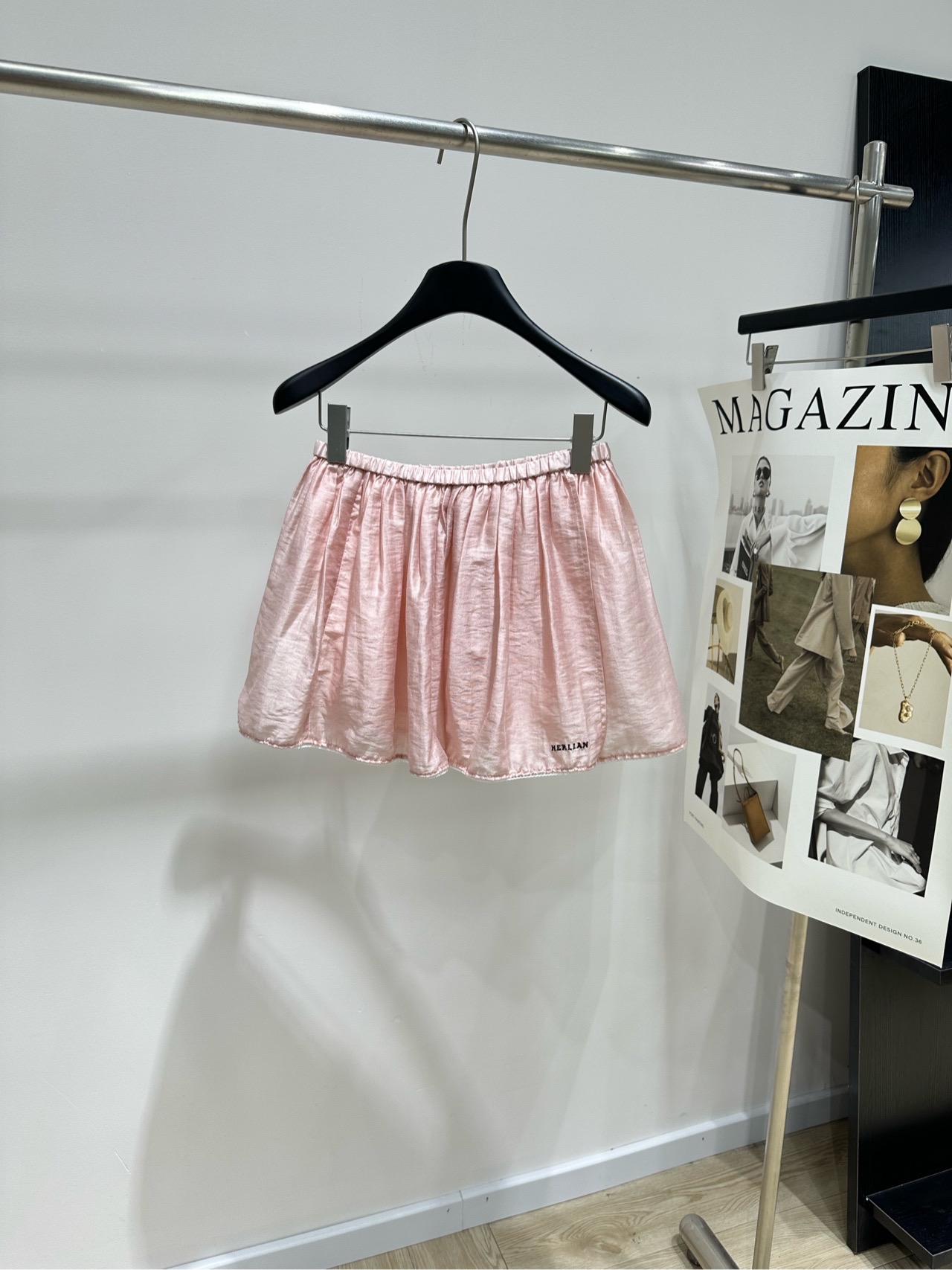 NO:954209,[her orange-pink flowing casual pleated skirt], made of nylon + lyocell + linen, color orange-pink, HERLIAN's pink flower bud short skirt, high-waisted A-line version, the skirt has a natural pleated texture, the overall fluffy and airy, like a small flower bud. The elastic waist design is easy to put on and take off. The skirt is lined, so you don't have to worry about leaking. The fabric is cotton blended, light and breathable. The flat size has anti-exposure lining.  S waist 66 elastic, hip 100, skirt length 35 M waist 70 elastic, hip 104, skirt length 36 L waist 74 elastic, hip 108, skirt length 37 Manual measurement will have an error of 2~3cm, which is within the normal range,,skirts,19860909【her橘粉色流光休闲百褶半裙】 ,面料锦纶+莱赛尔+亚麻 颜色橘粉色 HERLIAN 的粉色花苞短裙 高腰A字版型,裙身有自然褶皱肌理 整体蓬松有空气感,像个小花苞 松紧腰设计穿脱方便 裙摆自带内衬不用担心走光 面料是棉混纺,轻薄透气 平铺尺码有防走光内衬 S腰围66弹力,臀围100,裙长35 M腰围70弹力,臀围104,裙长36 L腰围74弹力,臀围108,裙长37 手工测量会有2~3cm误差属于正常范围,,skirts,,Women's clothing