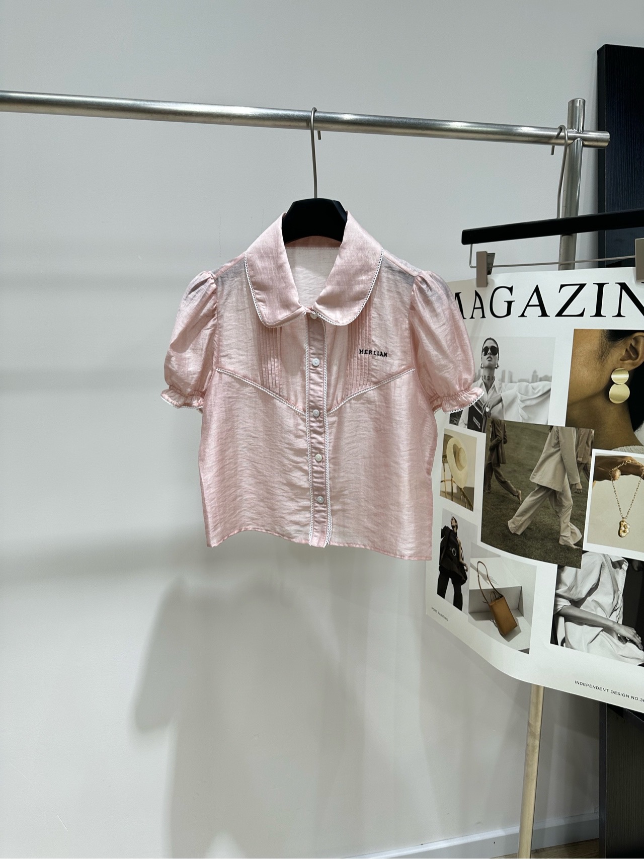 NO:954275,[her orange pink flowing doll collar short-sleeved shirt], fabric nylon + lyocell + linen color orange pink HERLIAN's pink pearlescent short-sleeved shirt doll collar + bud sleeves, bronzing logo on the left chest. The fabric has a pearlescent texture. There will be slight luster changes under different lights, which shows the texture. The version is short and slightly waisted, sweet but not sweet. Flat lay size S shoulder width 36, chest 90, length 47, sleeve length 20  M shoulder width 37, chest circumference 94, length 48, sleeve length 21 L shoulder width 38, chest circumference 98, length 49, sleeve length 22. There will be an error of 2~3cm in manual measurement, which is within the normal range, shirts, T-shirts,19860909【her橘粉色流光娃娃领短袖衬衫】 ,面料锦纶+莱赛尔+亚麻 颜色橘粉色 HERLIAN 的粉色珠光短袖衬衫 娃娃领 + 花苞袖,左胸有烫金 logo 面料带珠光质感 在不同光线下会有微微的光泽变化,很显质感 版型短款微收腰,甜美但不甜腻 平铺尺码 S肩宽36,胸围90,衣长47,袖长20 M肩宽37,胸围94,衣长48,袖长21 L肩宽38,胸围98,衣长49,袖长22 手工测量会有2~3cm误差属于正常范围,,shirts,T-shirt,,Women's clothing