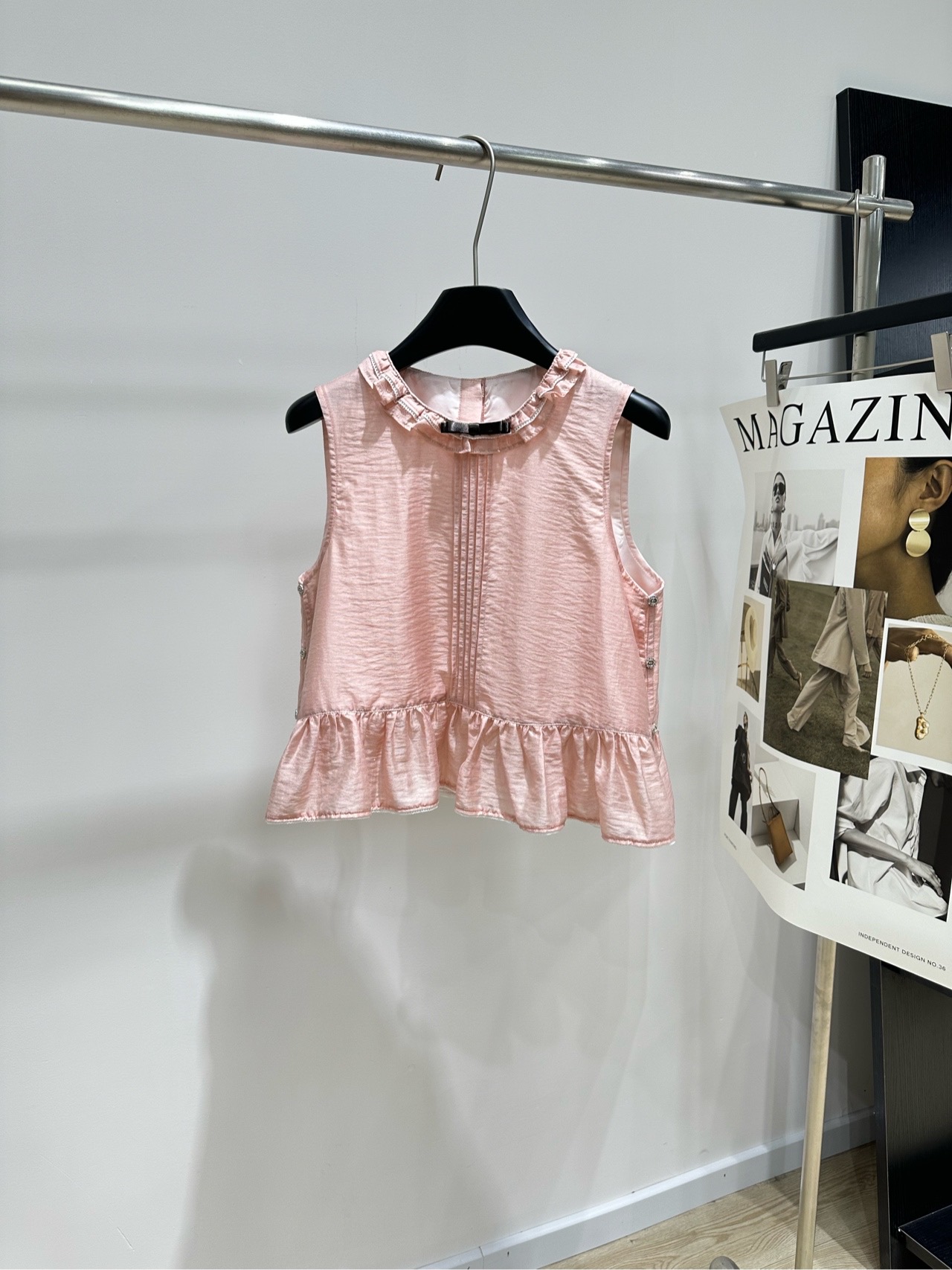 NO:954260,[her orange pink flowing diamond button lace vest], made of nylon + lyocell + linen, color orange pink, HERLIAN's pink pearlescent sleeveless top, round neck with earrings + pleated texture on the front, small black bow at the back of the collar, ruffled hem, short cut, fabric with pearlescent texture, slight luster changes under different lights, flat size S, shoulder width 35, bust 92, length 47  M shoulder width 36, chest circumference 96, dress length 48 L shoulder width 37, chest circumference 100, dress length 49. There will be an error of 2~3cm in manual measurement, which is within the normal range.19860909【her橘粉色流光钻扣花边背心】 ,面料锦纶+莱赛尔+亚麻 颜色橘粉色 HERLIAN 的粉色珠光无袖上衣 圆领木耳边 + 前襟压褶肌理 领后有小巧的黑色蝴蝶结 下摆荷叶边短款剪裁 面料带珠光质感 不同光线下有微微的光泽变化 平铺尺码 S肩宽35,胸围92,衣长47 M肩宽36,胸围96,衣长48 L肩宽37,胸围100,衣长49 手工测量会有2~3cm误差属于正常范围,,,Women's clothing