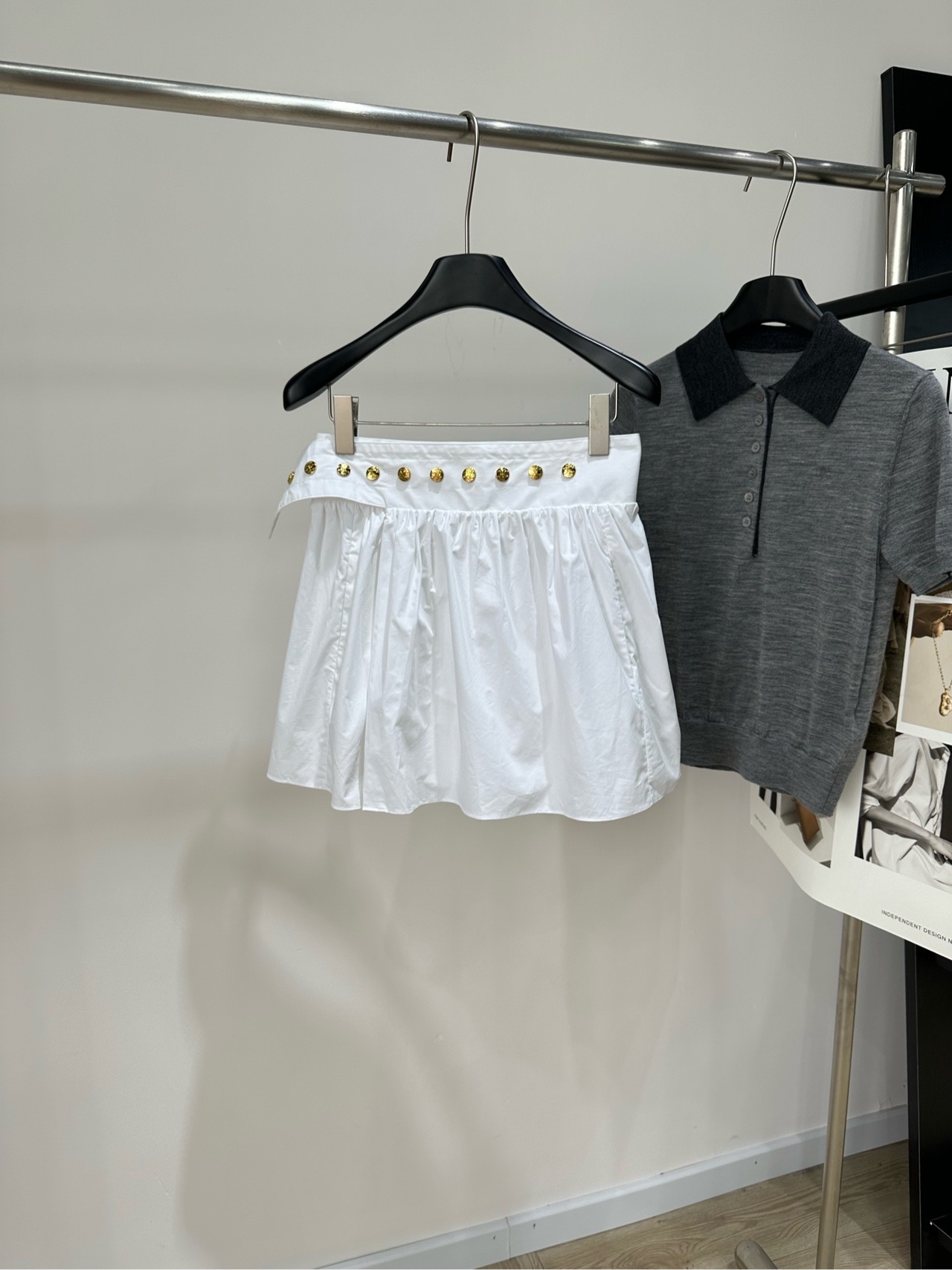 NO:955263,[ce white gold buckle belt one-piece casual skirt], fabric cotton, color white, CELIN* white gold buckle pleated skirt, high waist A-line version, naturally pleated skirt. A row of gold rivet buttons on the waist is an iconic design. The fabric is stiff cotton, not soft, and the upper body has a sense of silhouette. Flat size S waist 64 (adjustable), skirt length 40 M waist 68 (adjustable), skirt length 41  L waist 72 (adjustable), skirt length 42, manual measurement will have an error of 2 to 3cm, which is within the normal range, celine, skirts,19860909【ce白色金扣腰带一片式休闲半裙】 ,面料棉 颜色白色 CELIN*的白色金扣百褶半身短裙 高腰A字版型,裙摆自然百褶 腰头一排金色铆钉纽扣是标志性设计 面料是偏挺括的棉质 不会软塌,上身有廓形感 平铺尺码 S腰围64（可调节）,裙长40 M腰围68（可调节）,裙长41 L腰围72（可调节）,裙长42 手工测量会有2～3cm误差属于正常范围,,celine,skirts,,Women's clothing