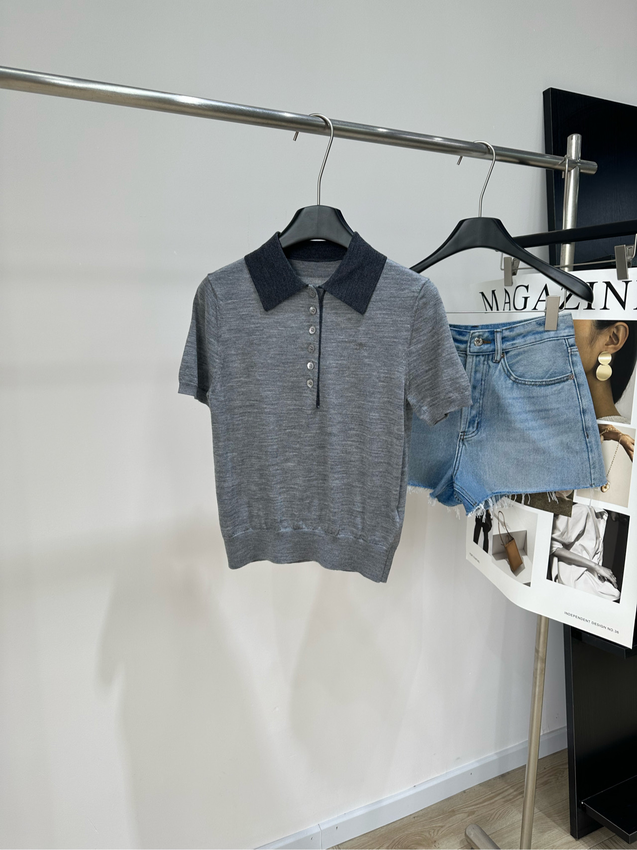 NO:955254,[ce pure gray Arc de Triomphe polo knitted short-sleeve], fabric cashmere + mulberry silk, color gray *｜Short-sleeved Polo collar sweater 26SS new summer style new!  Mulberry silk mixed with cashmere, soft, skin-friendly and breathable, super comfortable to wear in spring and summer!  Classic Polo lapel + button placket, simple and elegant, low-key and versatile in gray, easy to control in daily life. Flat size S Shoulder width 36, bust 80 stretch, length 54, sleeve length 20 M Shoulder width 37, chest 84 stretch, length 55, sleeve length 21 L Shoulder width 38, chest 88 stretch, length 56, sleeve length 22 There will be an error of 2 to 3cm in manual measurement, which is normal, T-shirt,19860909【ce纯灰色凯旋门polo针织短袖】 ,面料羊绒+桑蚕丝 颜色灰色 *｜短袖Polo领针织衫 26SS夏季新款上新！ 桑蚕丝混羊绒,柔软亲肤又透气 春夏穿超舒服！ 经典Polo翻领+纽扣开襟 简约大方,灰色低调百搭 通勤日常都能轻松驾驭 平铺尺码 S肩宽36,胸围80弹力,衣长54,袖长20 M肩宽37,胸围84弹力,衣长55,袖长21 L肩宽38,胸围88弹力,衣长56,袖长22 手工测量会有2～3cm误差属于正常范围,,T-shirt,,Women's clothing