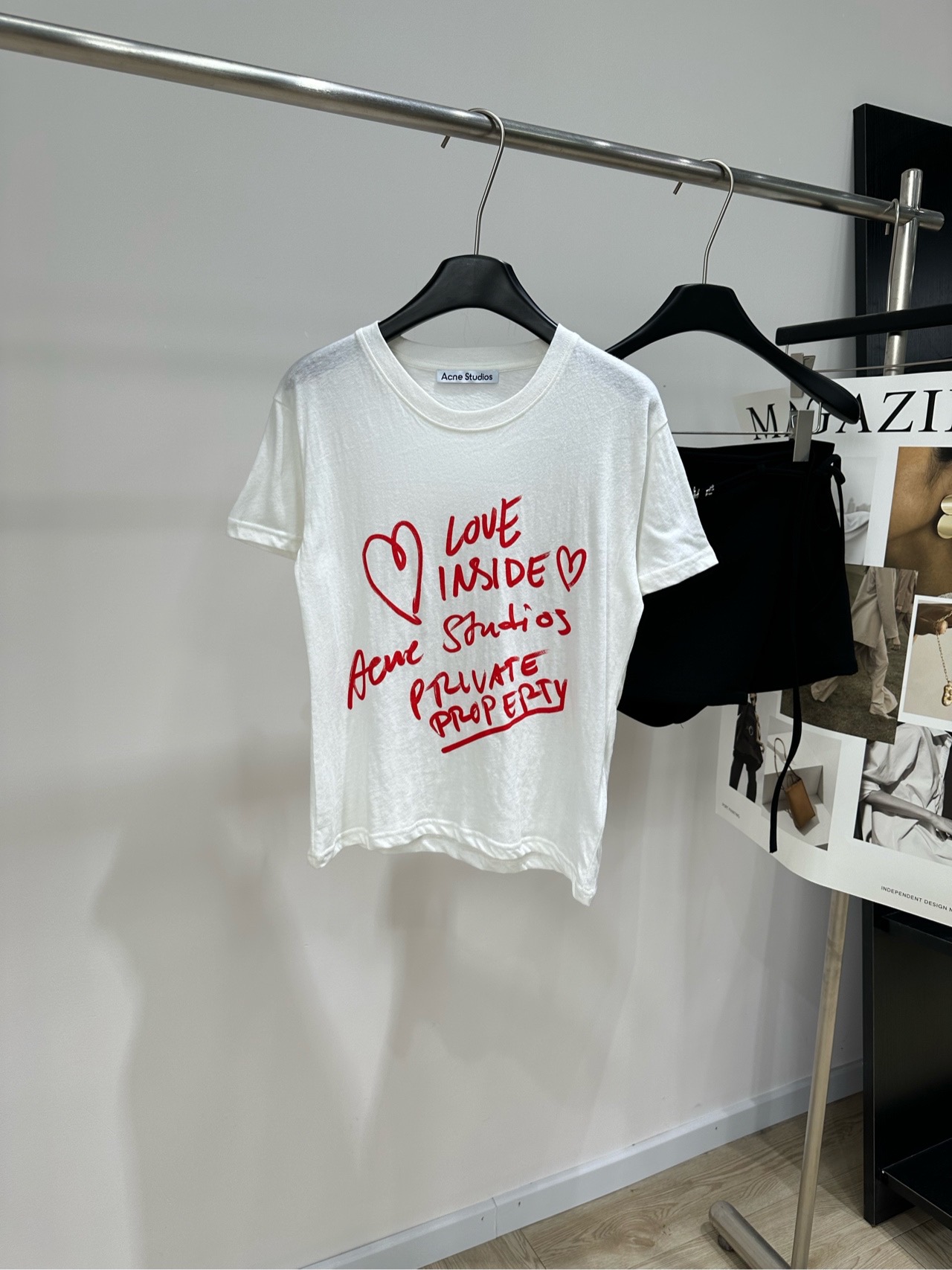 NO:955246,[AC white Chinese Valentine's Day peach heart letter round neck short-sleeved T-shirt], fabric cotton blend, color white, red handwritten graffiti T-shirt from Acne Studios, white bottom + red handwritten letter printing, round neck, loose fit, dropped shoulder design, fabric is cotton, printing is handwriting style, loose fit does not pick on the figure, can be worn casually, flat size S, shoulder width 43, bust 86 stretch, length 57, sleeve length 16  M shoulder width 44, bust 90 stretch, length 58, sleeve length 17 L shoulder width 45, bust 94 stretch, length 59, sleeve length 18. There will be an error of 2 to 3cm due to manual measurement, which is within the normal range. Acne studios, dior, T-shirt, tees, t-shirt,19860909【AC白色七夕桃心字母圆领短袖T】 ,面料棉混纺 颜色白色 Acne Studios 的红色手写涂鸦T恤 白色底 + 红色手写体字母印花 圆领宽松版型,落肩设计 面料是棉质 印花是手写风格 宽松版型不挑身材 随便搭就很出效果 平铺尺码 S肩宽43,胸围86弹力,衣长57,袖长16 M肩宽44,胸围90弹力,衣长58,袖长17 L肩宽45,胸围94弹力,衣长59,袖长18 手工测量会有2～3cm误差属于正常范围,,acne studios,dior,T-shirt,tees，t-shirt,,Women's clothing