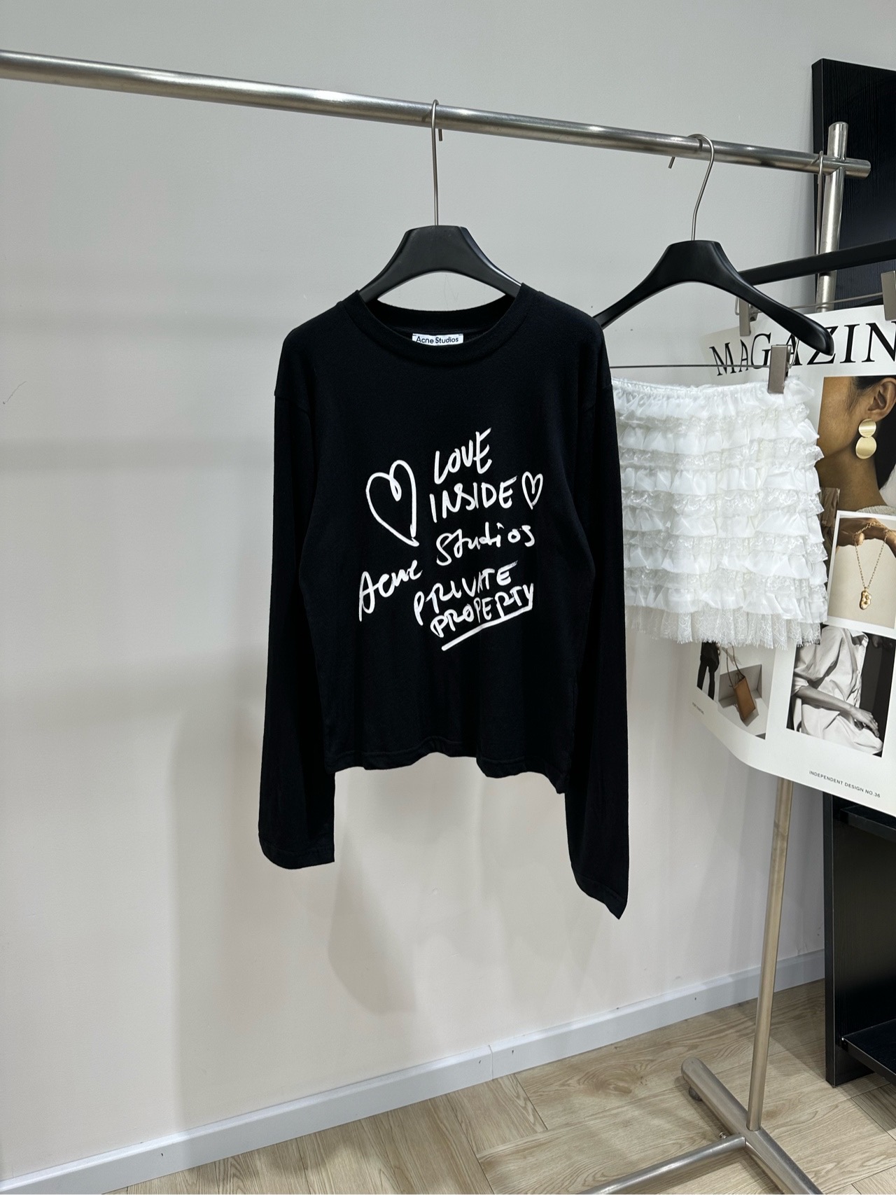 NO:956245,[AC black peach heart graffiti letters round neck long-sleeved T-shirt], fabric cotton blend, color black, Acne Studios' black long-sleeved graffiti T-shirt is the same series as the white short-sleeved one just now, black base + white handwritten 'LOVE INSIDE' graffiti, round neck, loose fit, flat size S shoulder width 49, bust 96 stretch, length 59, sleeve length 66 M shoulder width 50, chest 100 stretch, length 60, sleeve length 67  L shoulder width 51, bust 104 stretch, length 61, sleeve length 68. Manual measurement will have an error of 2 to 3cm, which is within the normal range. Acne studios, dior, T-shirt, tees, t-shirt,19860909【AC黑色桃心涂鸦字母圆领长袖T】 ,面料棉混纺 颜色黑色 Acne Studios 的黑色长袖涂鸦T恤 和刚才那件白色短袖是同系列 黑色底 + 白色手写体'LOVE INSIDE'涂鸦 圆领宽松版型 平铺尺码 S肩宽49,胸围96弹力,衣长59,袖长66 M肩宽50,胸围100弹力,衣长60,袖长67 L肩宽51,胸围104弹力,衣长61,袖长68 手工测量会有2～3cm误差属于正常范围,,acne studios,dior,T-shirt,tees，t-shirt,,Women's clothing