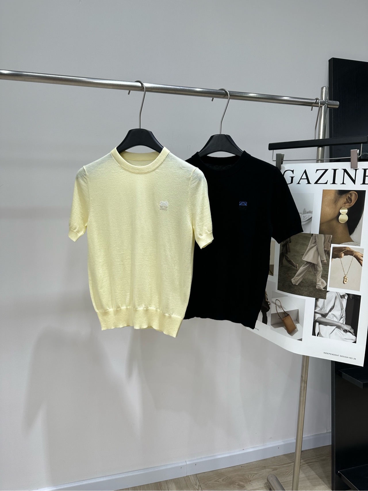 NO:957441,[Loe two-color cable embroidery round neck knitted short-sleeve], fabric wool, color cream, black Loew* short-sleeved knitted T-shirt, round neck slightly loose fit, small Anagram embroidered logo on the left chest. The fabric is fine knitted texture, feels soft and skin-friendly, with a slight gloss. There is also a black version of the same style hanging on the back. Flat size S shoulder width 36, bust 82 stretch, length 55, sleeve length 22  M shoulder width 37, chest circumference 86 elastic, length 56, sleeve length 23 L shoulder width 38, chest 90 elasticity, length 57, sleeve length 24. There will be an error of 2~3cm in manual measurement, which is within the normal range, loewe, T-shirt, tees, t-shirt,19860909【Loe两色绞花刺绣圆领针织短袖】 ,面料羊毛 颜色奶黄色、黑色 Loew*短袖针织T恤,圆领微宽松版型 左胸有小小的 Anagram 刺绣 logo 面料是细针织质地,摸起来软糯亲肤 带一点微微的光泽感 后面还挂了一件同款的黑色版 平铺尺码 S肩宽36,胸围82弹力,衣长55,袖长22 M肩宽37,胸围86弹力,衣长56,袖长23 L肩宽38,胸围90弹力,衣长57,袖长24 手工测量会有2~3cm误差属于正常范围,,loewe,T-shirt,tees，t-shirt,,Women's clothing