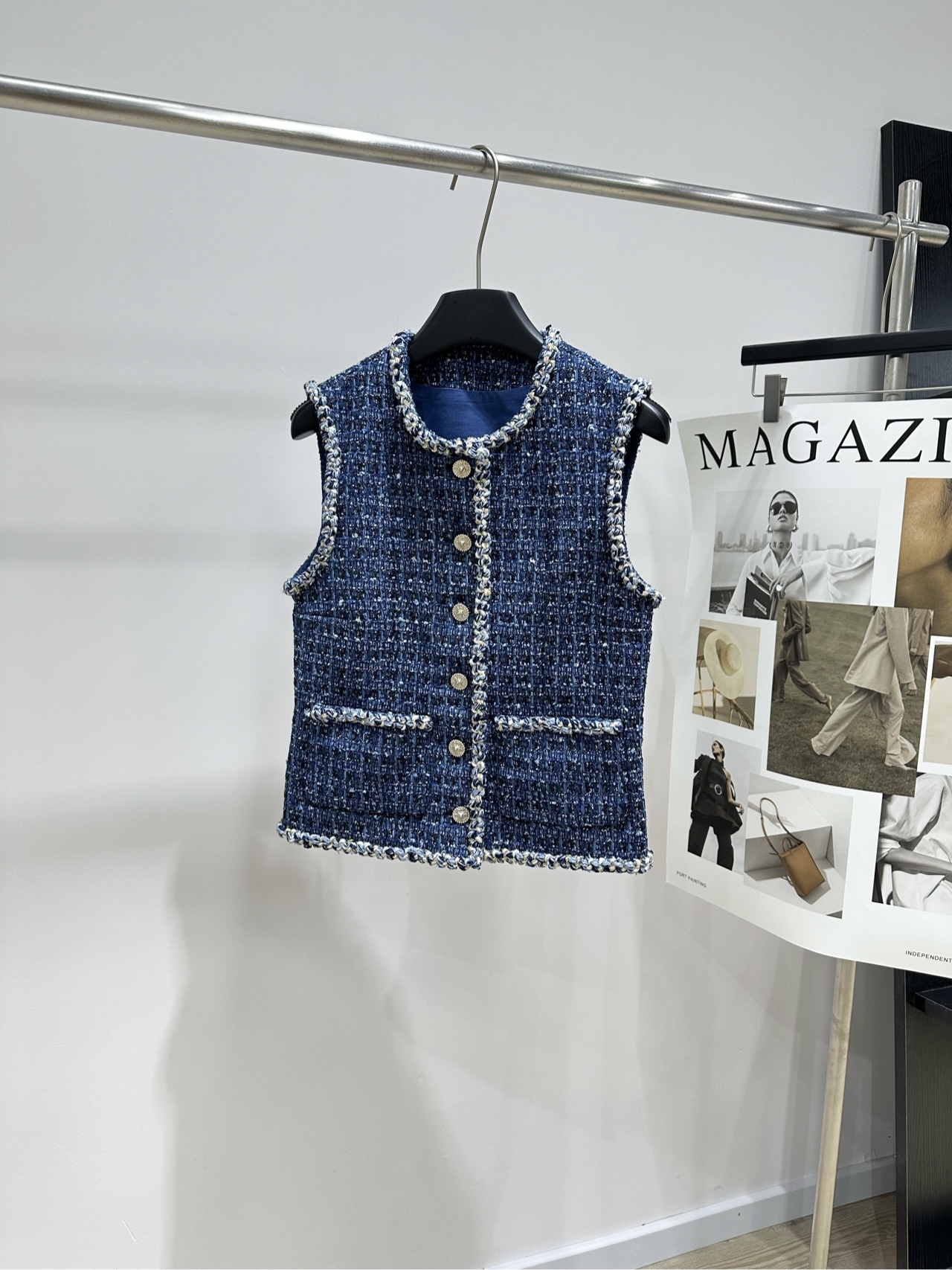 NO:957418,[Xiaoxiang Heavy Industry Dark Blue Woven Tweed Vest], fabric cotton blended wool + silk lining, color dark blue Chane* dark blue tweed sleeveless Xiaoxiang vest, selected blended tweed woven fabric, blue blended yarn interwoven texture, three-dimensional and full, thick, stiff and stylish, wind-resistant and not easy to wrinkle, solid color skin-friendly lining on the inside, comfortable to wear without scratching the skin, classic round neck, short straight version  The sleeveless cut is neat and refreshing, and the short length raises the waistline. It does not compress the body shape, adapts to all kinds of figures, and does not feel bloated when layered. The neckline, placket, pockets, and hem are all decorated with blue gold woven piping. The placket is arranged with retro embossed gold round buttons. Exquisite and noble, double front patch pockets combine beauty and practicality. The overall routing is neat and elegant. Flat lay size S shoulder width 37, bust 86, length 52  M shoulder width 39, bust 90, dress length 54 L shoulder width 41, chest 94, dress length 56. There will be an error of 2 to 3cm in manual measurement, which is within the normal range., chanel, real silk,19860909【小香重工深蓝色编织粗花呢马甲】 , 面料棉混纺毛呢+真丝内衬 颜色深蓝色 Chane*深蓝色粗花呢无袖小香马甲 甄选混纺粗花呢编织面料 蓝调混纱交织肌理立体饱满 厚实挺括有型,抗风不易褶皱 内里纯色亲肤里衬,贴身穿舒适不扎肤 经典圆领短款直筒版型 无袖剪裁利落清爽,短款衣长拉高腰线 不压身形,适配各种身材,叠穿毫无臃肿感 领口、门襟、口袋、下摆 全部搭配蓝金编织滚边包边 门襟排布复古浮雕金色圆形纽扣 精致显贵,正面双贴袋兼顾美观与实用性 整体走线工整考究 平铺尺码 S肩宽37,胸围86,衣长52 M肩宽39,胸围90,衣长54 L肩宽41,胸围94,衣长56 手工测量会有2～3cm误差属于正常范围,,chanel,real silk,,Women's clothing
