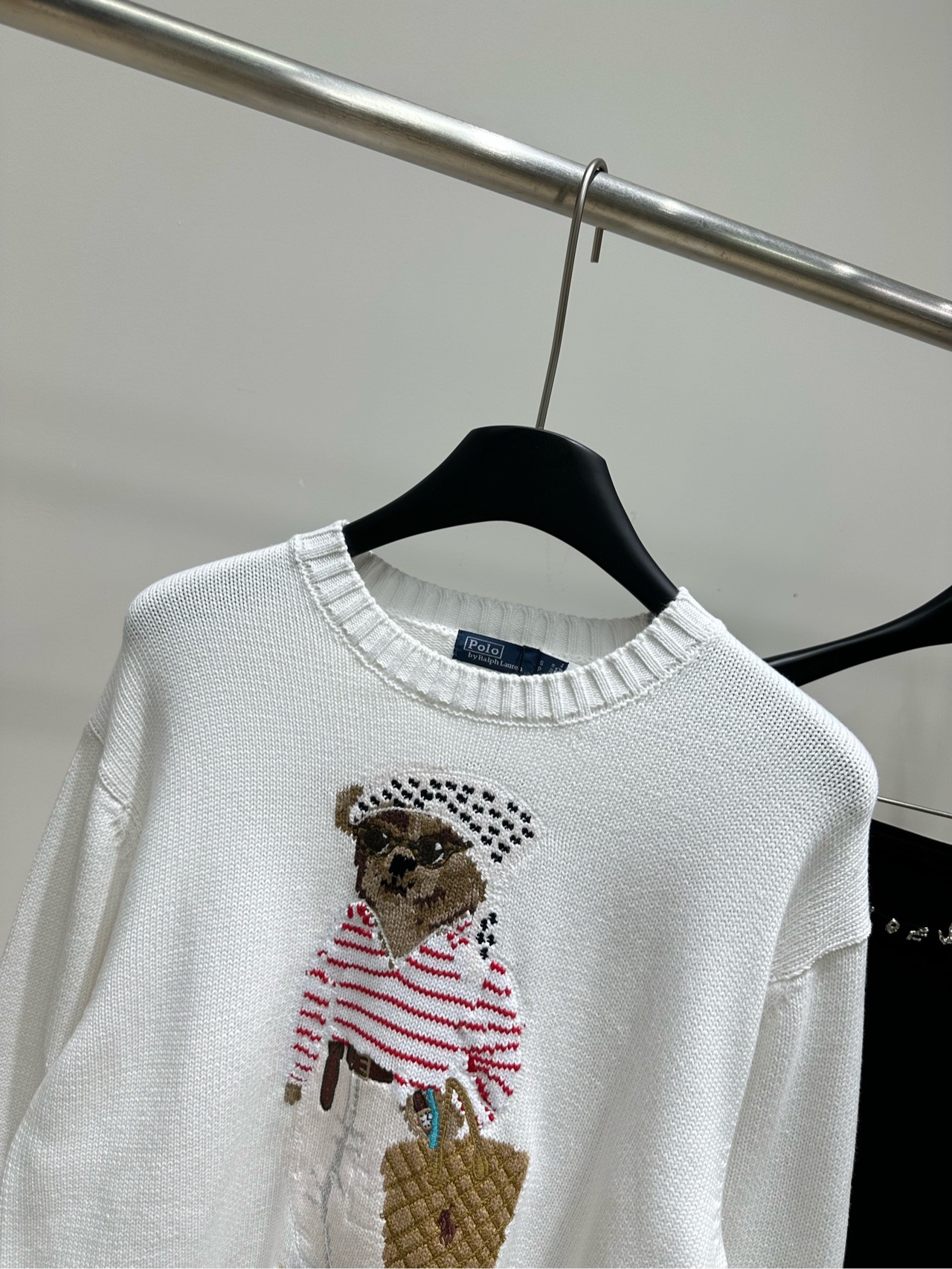 【拉夫白色卡通小熊圆领长袖毛衣】 🔺，面料：棉 颜色：白色 Ralph Lauren 的度假小熊毛衣​​ 白色底配上立体