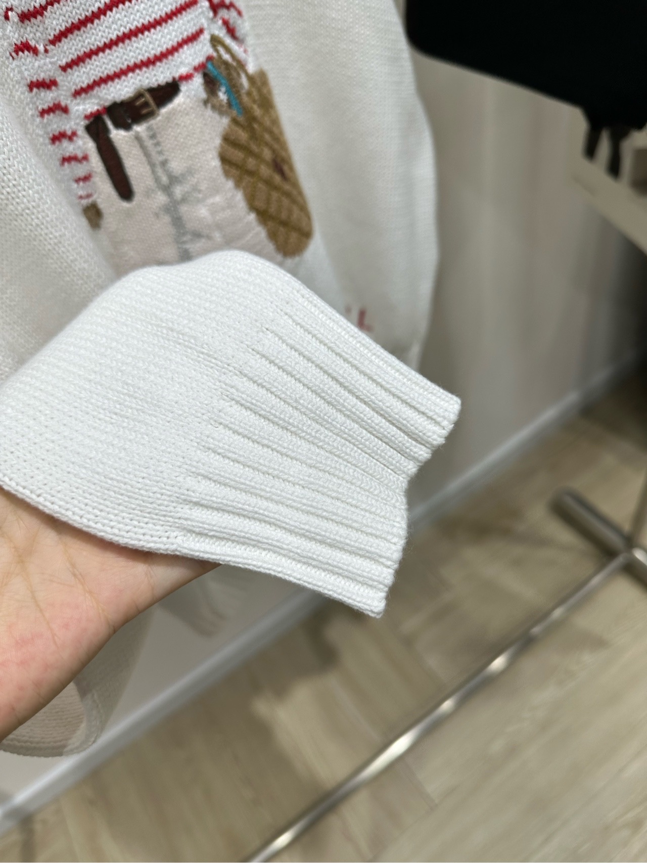 【拉夫白色卡通小熊圆领长袖毛衣】 🔺，面料：棉 颜色：白色 Ralph Lauren 的度假小熊毛衣​​ 白色底配上立体