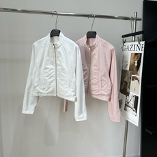 【AL粉白机车立领拉链夹克外套】 🔺,面料:棉 颜色:粉色、白色 Alaia这件粉外套也太会了吧! 本以为是平平无奇的基 【AL粉白机车立领拉链夹克外套】 🔺,面料:棉 颜色:粉色、白色 Alaia这件粉外套也太会了吧! 本以为是平平无奇的基