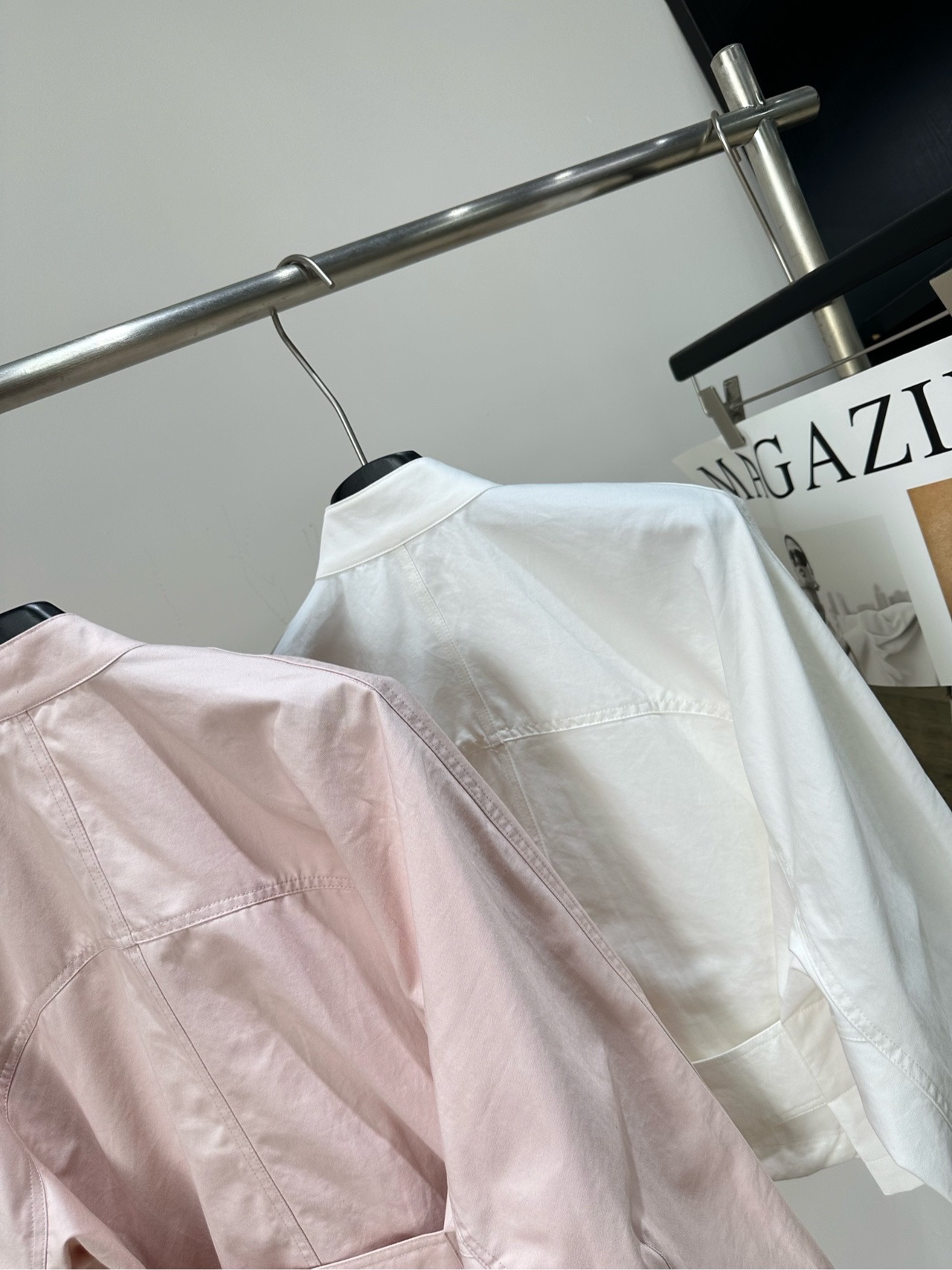 【AL粉白机车立领拉链夹克外套】 🔺,面料:棉 颜色:粉色、白色 Alaia这件粉外套也太会了吧! 本以为是平平无奇的基 【AL粉白机车立领拉链夹克外套】 🔺,面料:棉 颜色:粉色、白色 Alaia这件粉外套也太会了吧! 本以为是平平无奇的基