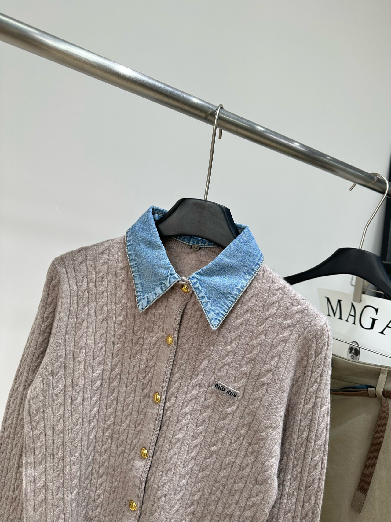 【M燕麦色牛仔领麻花长袖开衫】 🔺，面料：羊毛+羊绒混纺 颜色：燕麦色 miu* 2026早秋牛仔领假两件针织开衫🤎 早