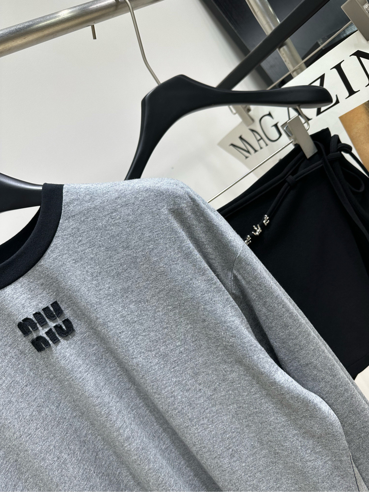 【M灰黑拼色贴布字母圆领长袖T】 🔺,面料:棉 颜色:灰色 26AW|缝制徽标撞色拼接长袖T恤上衣 miu风徽标撞 【M灰黑拼色贴布字母圆领长袖T】 🔺,面料:棉 颜色:灰色 26AW|缝制徽标撞色拼接长袖T恤上衣 miu风徽标撞