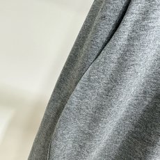 【M灰黑拼色贴布字母圆领长袖T】 🔺,面料:棉 颜色:灰色 26AW|缝制徽标撞色拼接长袖T恤上衣 miu风徽标撞 【M灰黑拼色贴布字母圆领长袖T】 🔺,面料:棉 颜色:灰色 26AW|缝制徽标撞色拼接长袖T恤上衣 miu风徽标撞