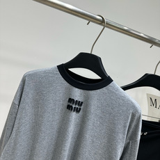 【M灰黑拼色贴布字母圆领长袖T】 🔺,面料:棉 颜色:灰色 26AW|缝制徽标撞色拼接长袖T恤上衣 miu风徽标撞 【M灰黑拼色贴布字母圆领长袖T】 🔺,面料:棉 颜色:灰色 26AW|缝制徽标撞色拼接长袖T恤上衣 miu风徽标撞