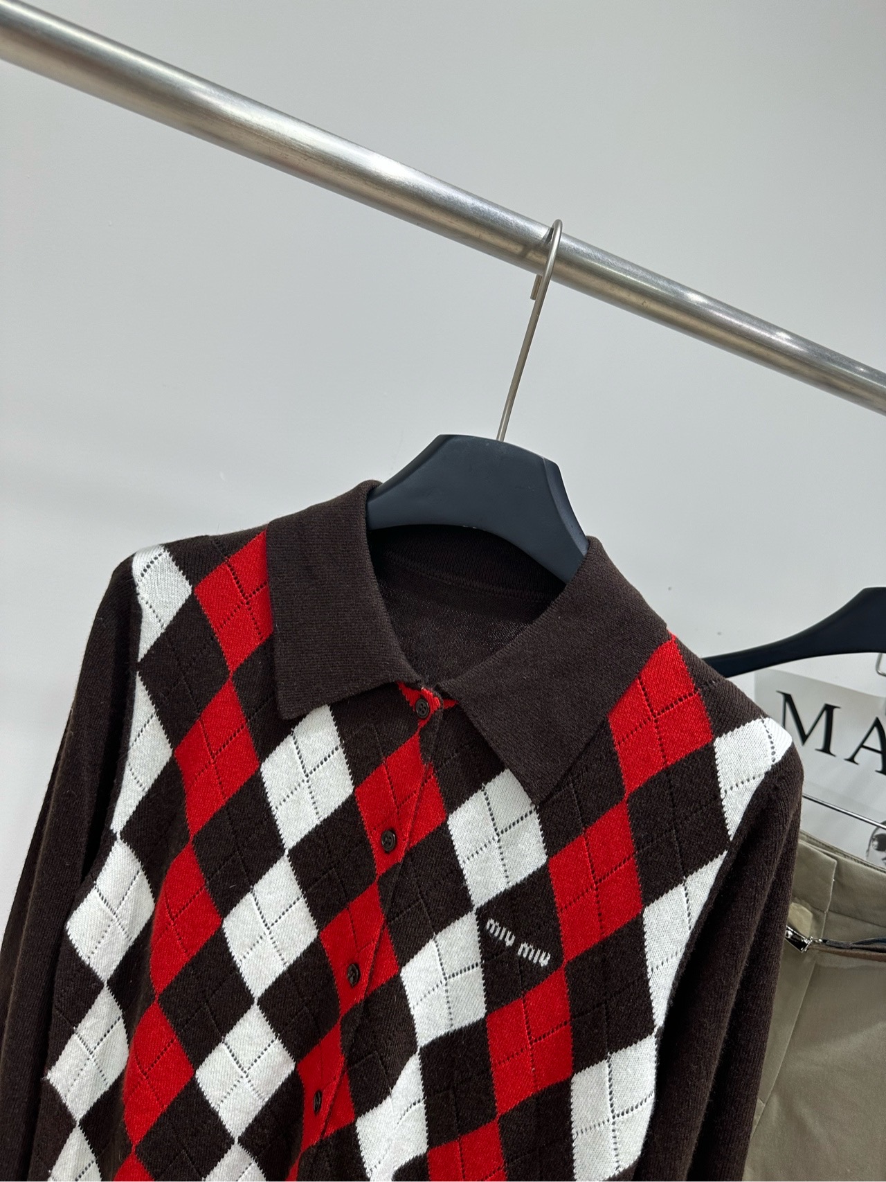 【M红棕白菱形格polo长袖开衫】 🔺,面料:羊绒 颜色:红棕白拼色 Miu*26SS 的红棕白菱格翻领针织开衫 菱 【M红棕白菱形格polo长袖开衫】 🔺,面料:羊绒 颜色:红棕白拼色 Miu*26SS 的红棕白菱格翻领针织开衫 菱