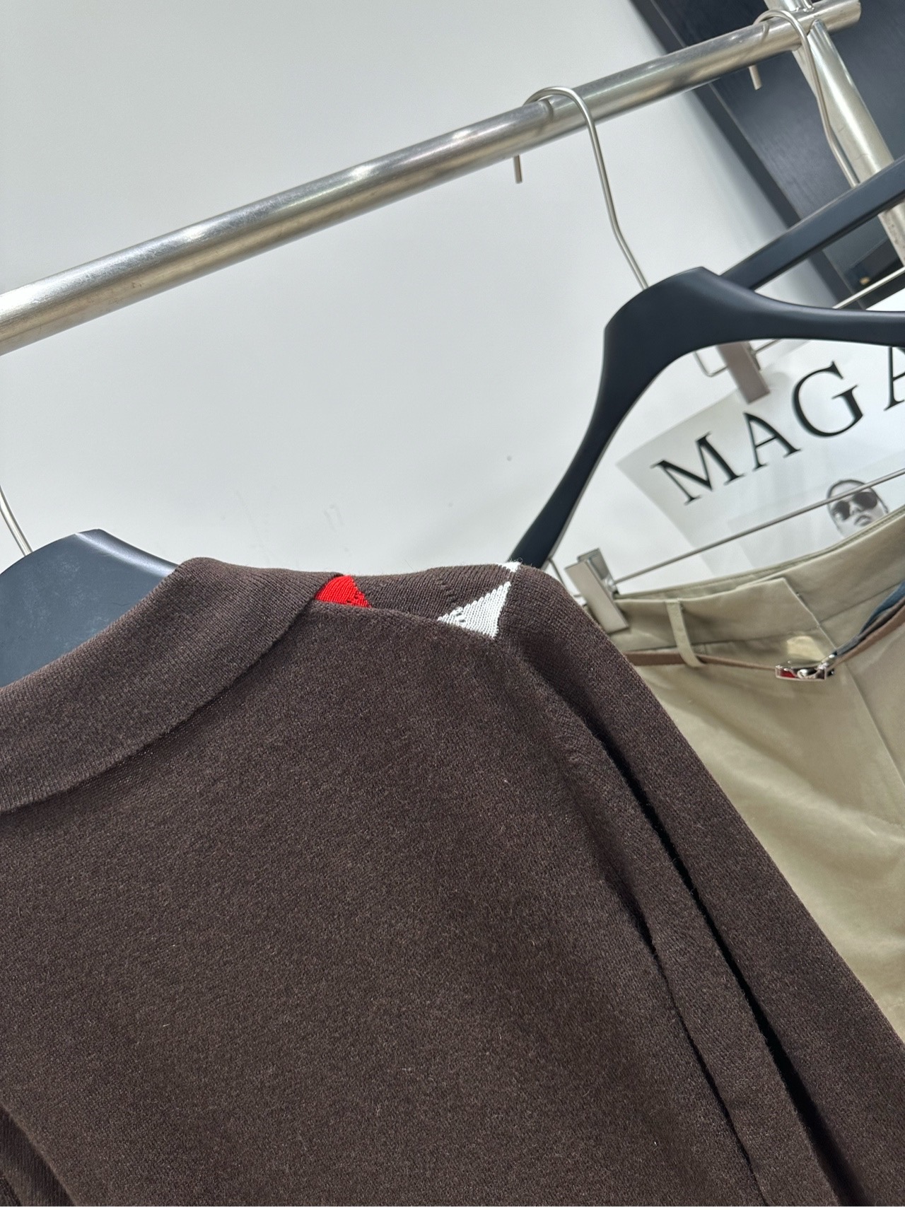 【M红棕白菱形格polo长袖开衫】 🔺,面料:羊绒 颜色:红棕白拼色 Miu*26SS 的红棕白菱格翻领针织开衫 菱 【M红棕白菱形格polo长袖开衫】 🔺,面料:羊绒 颜色:红棕白拼色 Miu*26SS 的红棕白菱格翻领针织开衫 菱