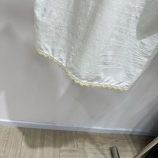 【M米黄色花边娃娃领短袖衬衫】 🔺,面料:棉麻混纺 颜色:米黄色 Miu 的米白色娃娃领短袖衬衫 领口和下摆一圈淡黄 【M米黄色花边娃娃领短袖衬衫】 🔺,面料:棉麻混纺 颜色:米黄色 Miu 的米白色娃娃领短袖衬衫 领口和下摆一圈淡黄