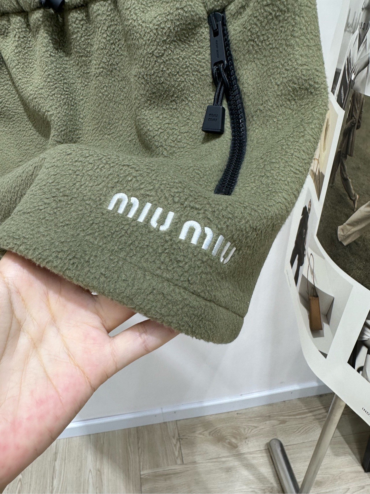 【M橄榄绿摇粒绒休闲半裙】 🔺，面料：摇粒绒 颜色：橄榄绿 🍃Miu*橄榄绿半裙，秋冬显白神器来袭！ 橄榄绿直接把黄皮衬