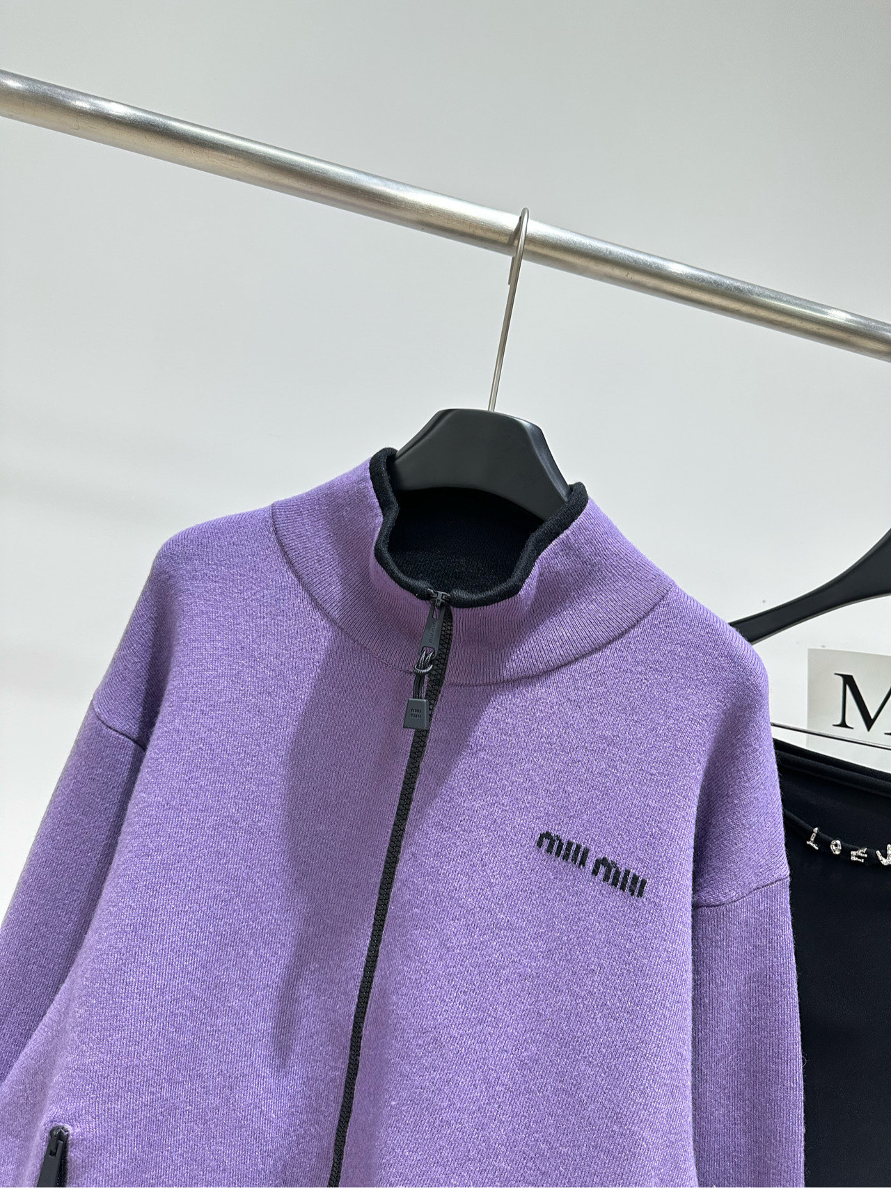【M紫色羊绒立领拉链针织毛衣外套】 🔺,面料:97%羊绒+3%锦纶 颜色:紫色 Miu家王炸回归!减龄外套闭眼入💜 这次 【M紫色羊绒立领拉链针织毛衣外套】 🔺,面料:97%羊绒+3%锦纶 颜色:紫色 Miu家王炸回归!减龄外套闭眼入💜 这次