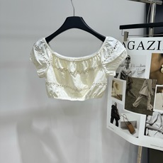 【M米杏色波浪纹泡泡袖上衣】 🔺,面料:棉麻混纺 颜色:米杏色 Miu 26SS 的米白色镂空刺绣泡泡袖短上衣 一字 【M米杏色波浪纹泡泡袖上衣】 🔺,面料:棉麻混纺 颜色:米杏色 Miu 26SS 的米白色镂空刺绣泡泡袖短上衣 一字