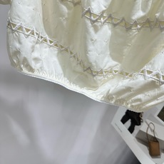 【M米杏色波浪纹泡泡袖上衣】 🔺,面料:棉麻混纺 颜色:米杏色 Miu 26SS 的米白色镂空刺绣泡泡袖短上衣 一字 【M米杏色波浪纹泡泡袖上衣】 🔺,面料:棉麻混纺 颜色:米杏色 Miu 26SS 的米白色镂空刺绣泡泡袖短上衣 一字