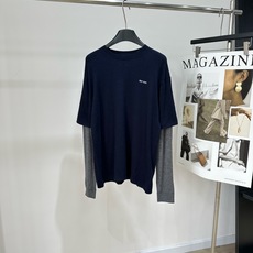 【M藏蓝条纹袖假两件圆领毛衣】 🔺,面料:羊毛+羊绒+桑蚕丝 颜色:藏蓝 Miu 26FW 的藏蓝色假两件羊绒羊毛针织衫 【M藏蓝条纹袖假两件圆领毛衣】 🔺,面料:羊毛+羊绒+桑蚕丝 颜色:藏蓝 Miu 26FW 的藏蓝色假两件羊绒羊毛针织衫