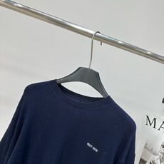 【M藏蓝条纹袖假两件圆领毛衣】 🔺,面料:羊毛+羊绒+桑蚕丝 颜色:藏蓝 Miu 26FW 的藏蓝色假两件羊绒羊毛针织衫 【M藏蓝条纹袖假两件圆领毛衣】 🔺,面料:羊毛+羊绒+桑蚕丝 颜色:藏蓝 Miu 26FW 的藏蓝色假两件羊绒羊毛针织衫