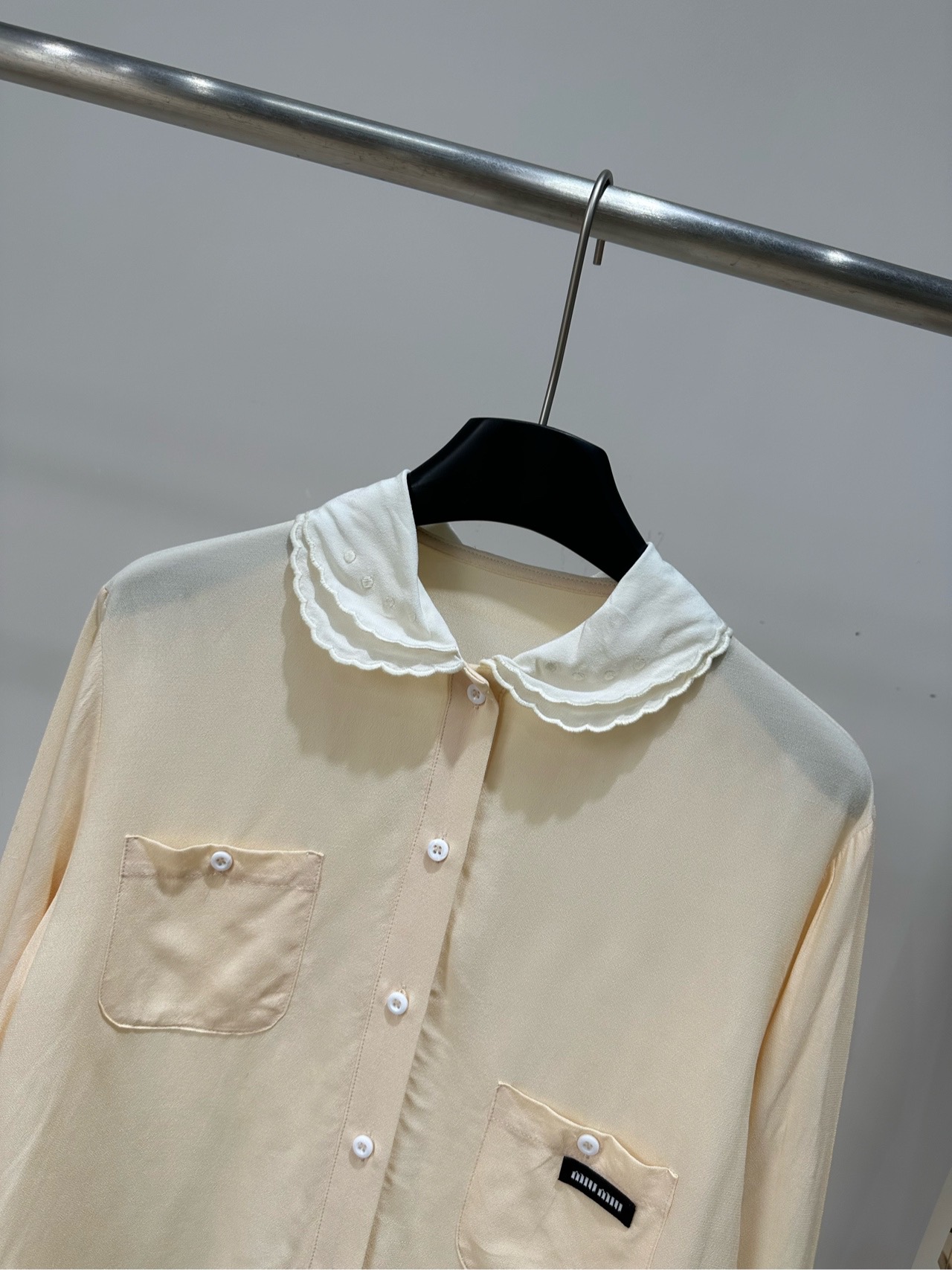 【M奶黄色花边娃娃领长袖衬衫】 🔺,面料:人造丝 颜色、奶黄色 Miu 26 的奶黄色丝质绉纱娃娃领长袖衬衫 奶油黄 【M奶黄色花边娃娃领长袖衬衫】 🔺,面料:人造丝 颜色、奶黄色 Miu 26 的奶黄色丝质绉纱娃娃领长袖衬衫 奶油黄