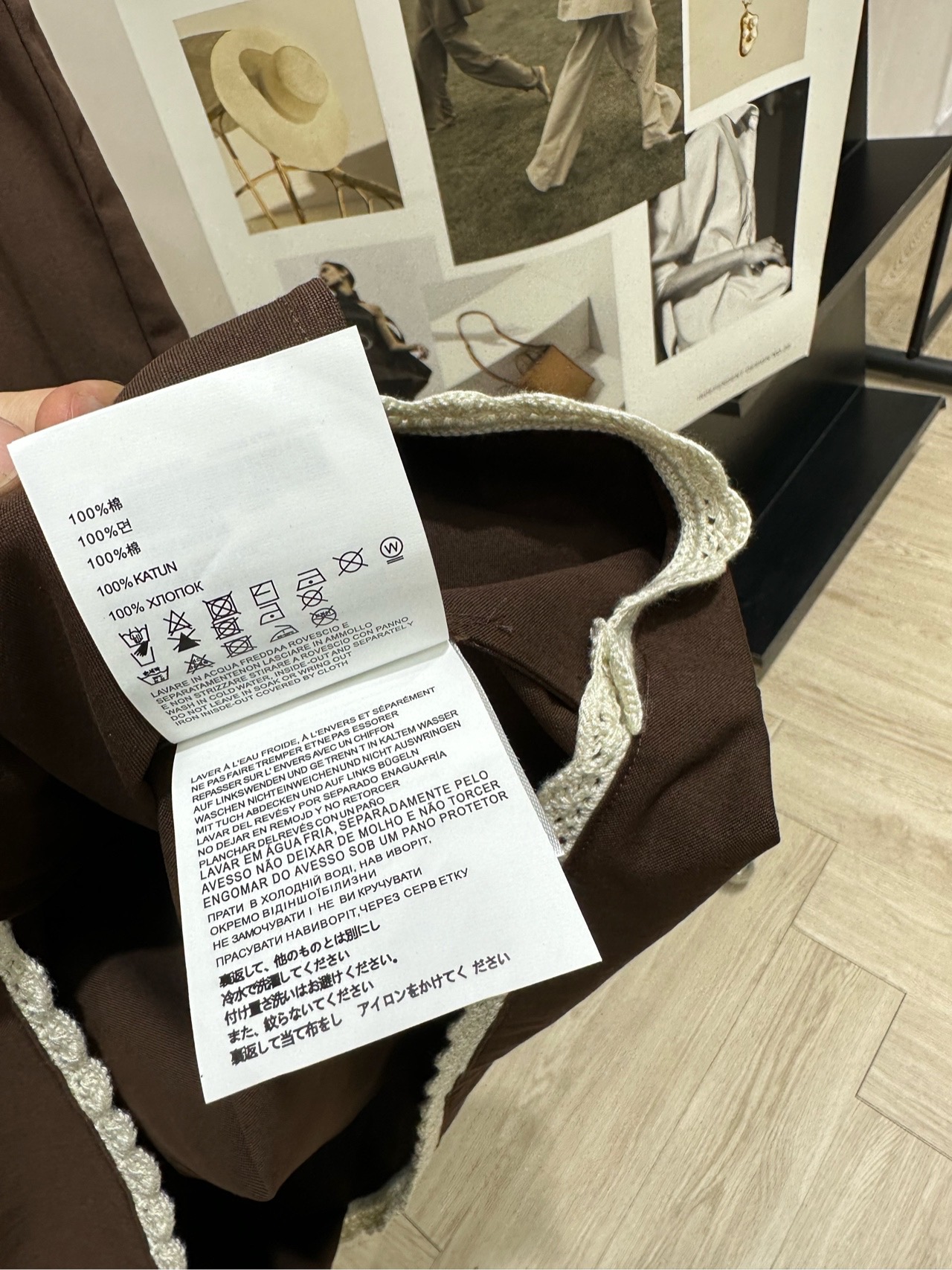 【M米咖拼色手工钩花背心裙】 🔺，面料：棉 颜色：咖色 Miu 26SS 的巧克力棕钩花拼接吊带裙​​ 手工钩织白色方领