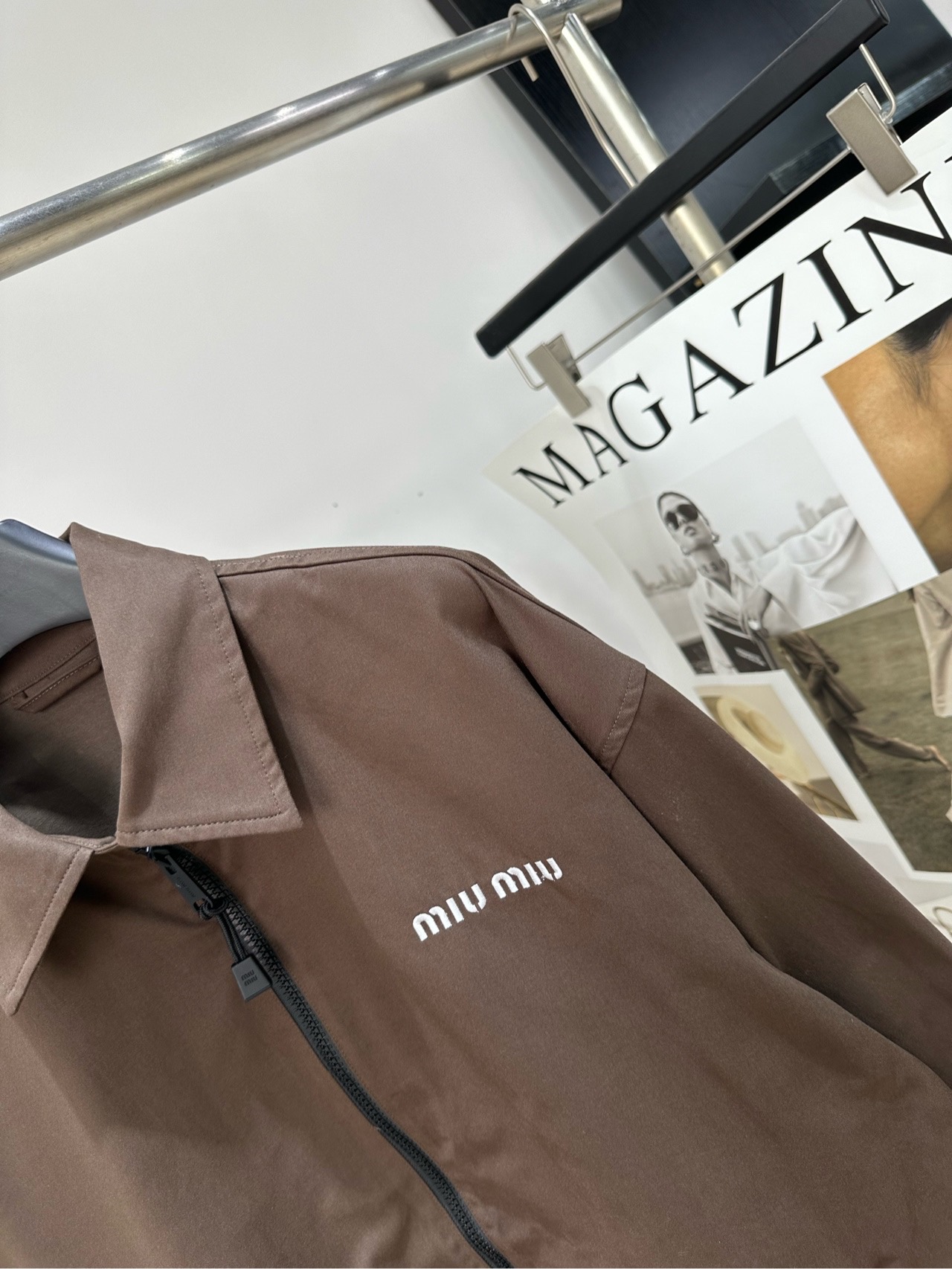 【M咖色双口袋拉链翻领夹克】 🔺，面料：棉混纺 颜色：咖色 Miu 26FW 的巧克力棕翻领拉链防风夹克​​ 深棕色科技