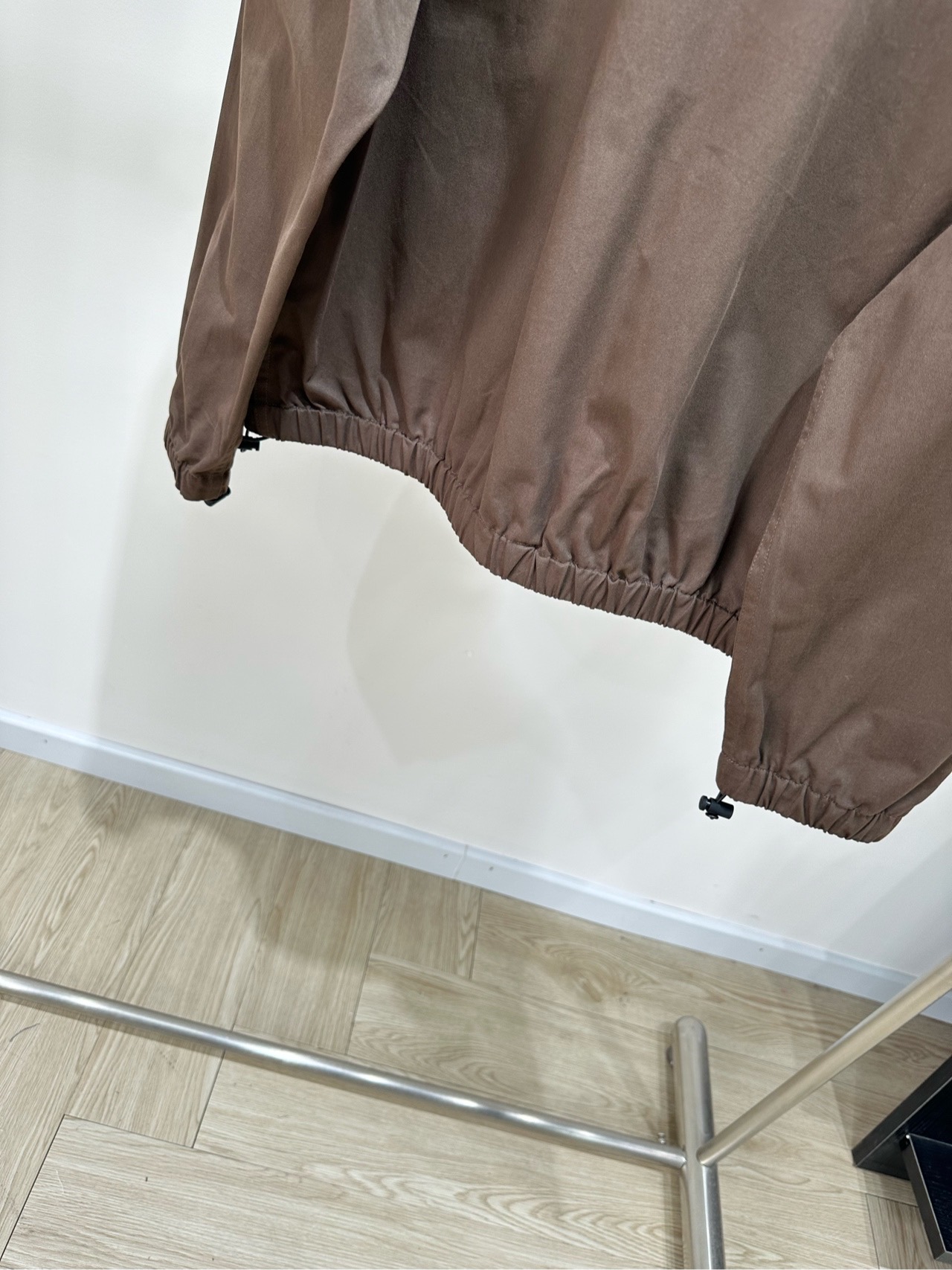 【M咖色双口袋拉链翻领夹克】 🔺，面料：棉混纺 颜色：咖色 Miu 26FW 的巧克力棕翻领拉链防风夹克​​ 深棕色科技