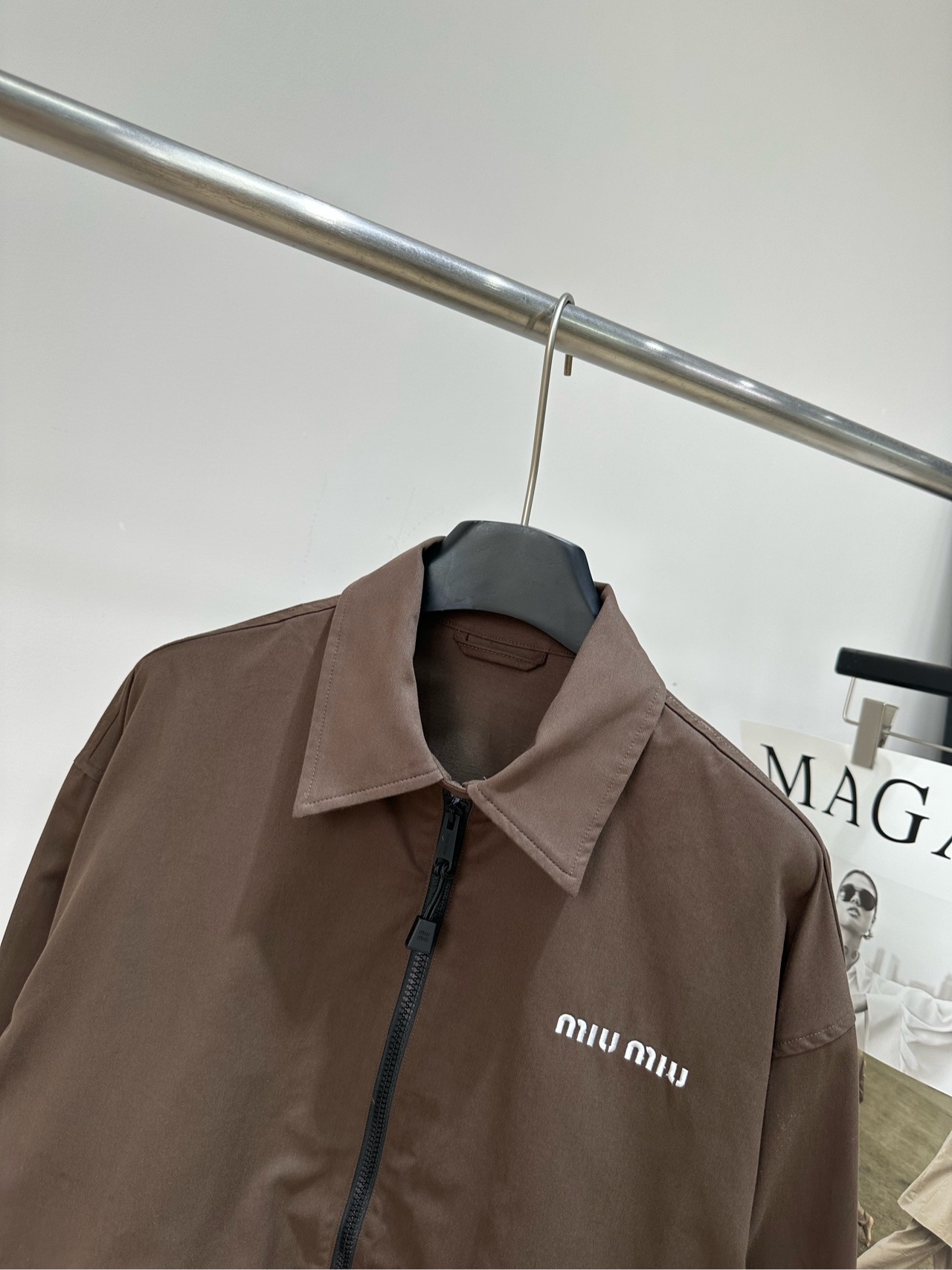 【M咖色双口袋拉链翻领夹克】 🔺，面料：棉混纺 颜色：咖色 Miu 26FW 的巧克力棕翻领拉链防风夹克​​ 深棕色科技