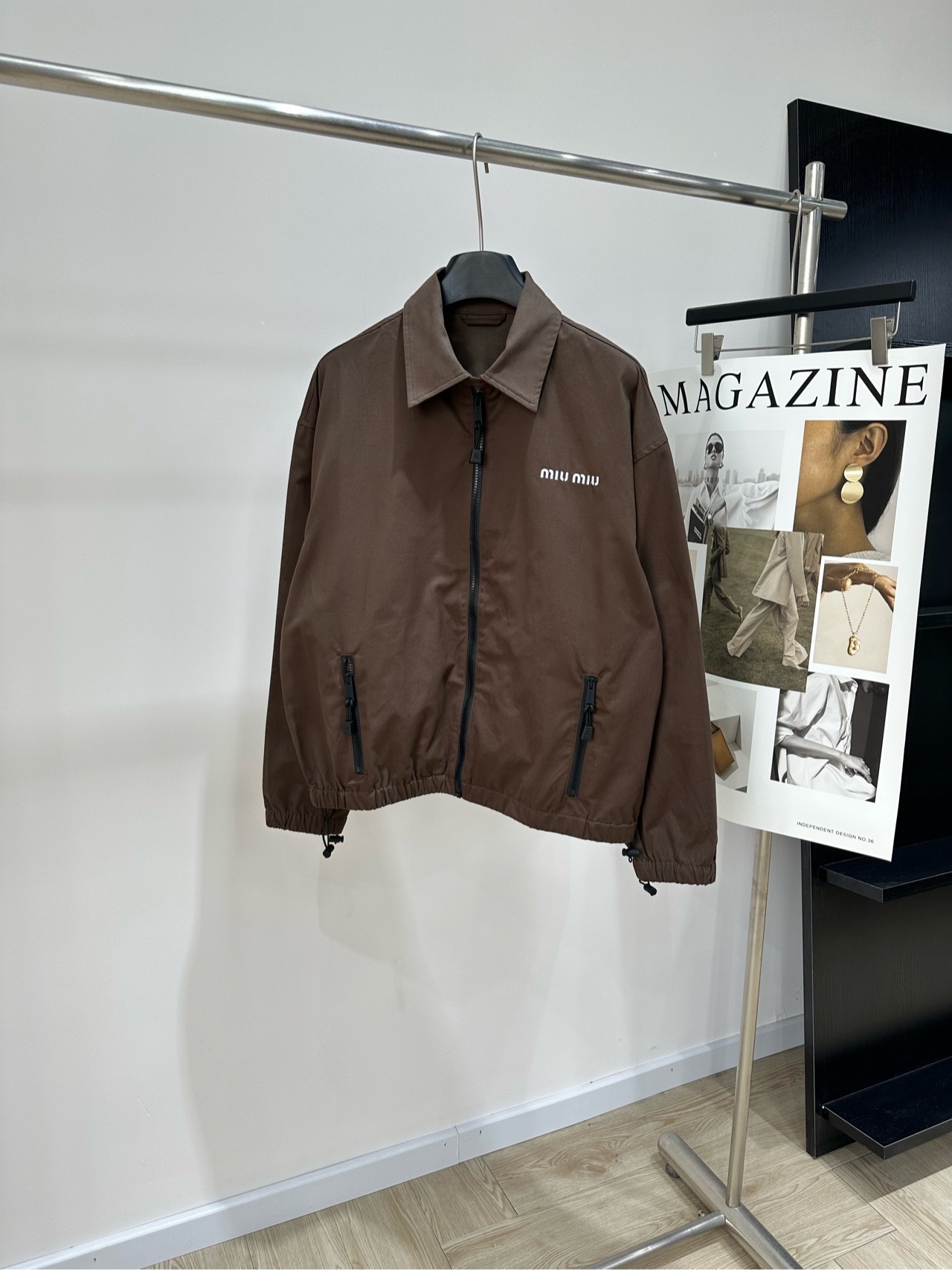【M咖色双口袋拉链翻领夹克】 🔺,面料:棉混纺 颜色:咖色 Miu 26FW 的巧克力棕翻领拉链防风夹克 深棕色科技 【M咖色双口袋拉链翻领夹克】 🔺,面料:棉混纺 颜色:咖色 Miu 26FW 的巧克力棕翻领拉链防风夹克 深棕色科技