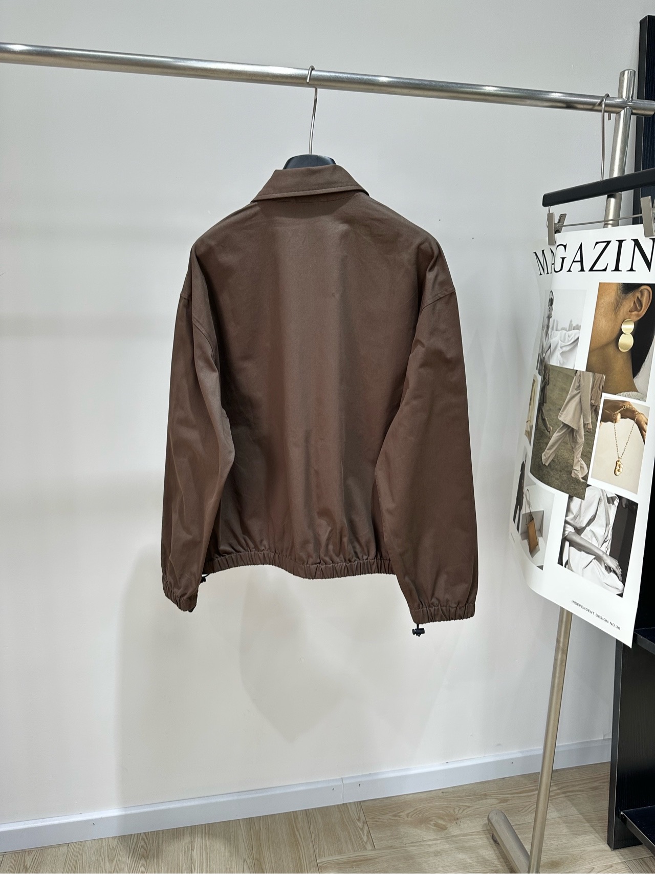【M咖色双口袋拉链翻领夹克】 🔺，面料：棉混纺 颜色：咖色 Miu 26FW 的巧克力棕翻领拉链防风夹克​​ 深棕色科技