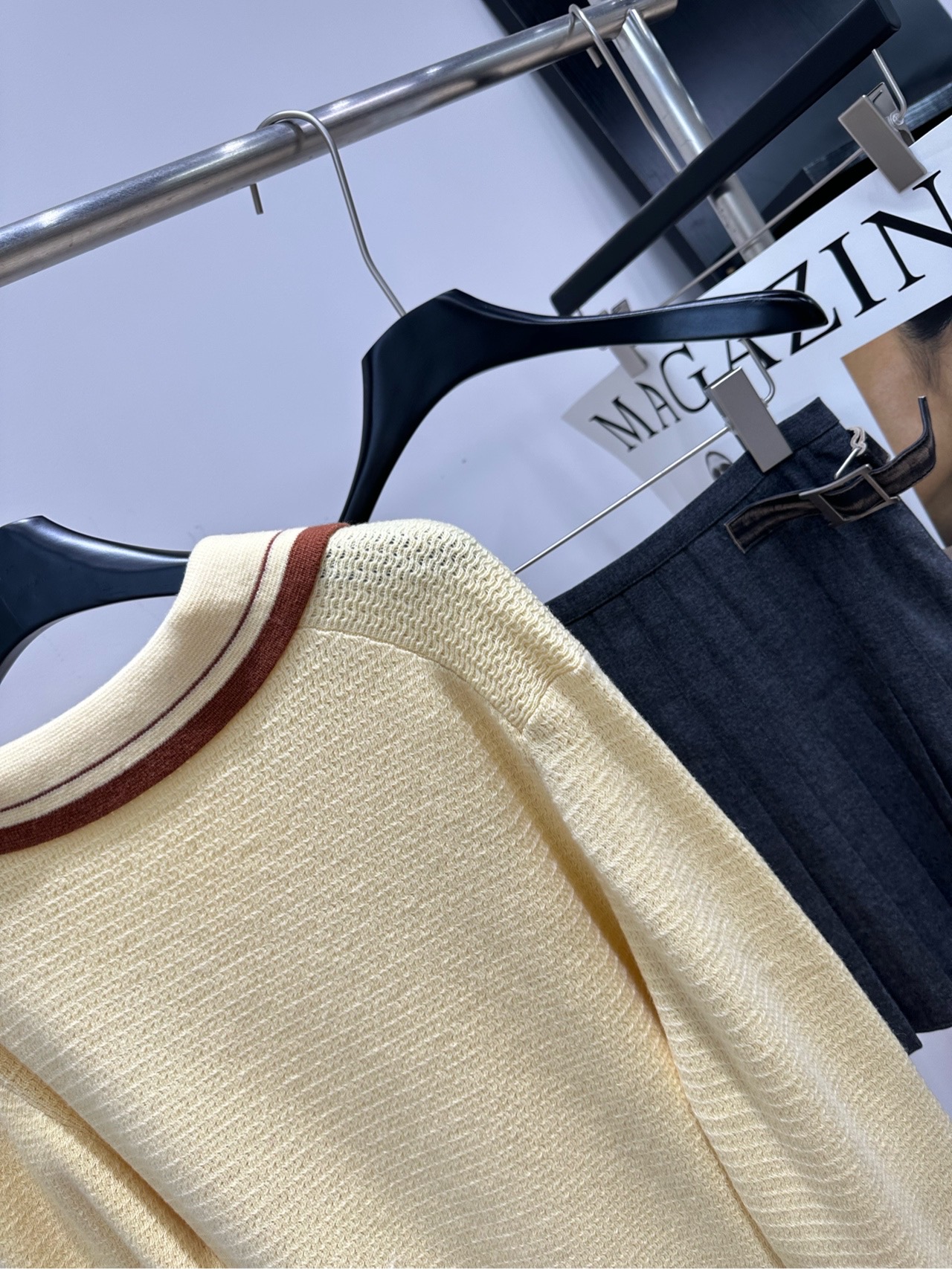 【M黄棕撞色单口袋polo长袖毛衣】 🔺，面料：羊绒 颜色：黄色 Miu 26FW 的奶黄色撞色 V 领针织衫​​ 奶黄
