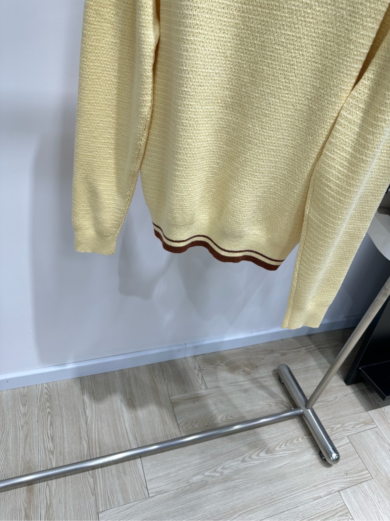 【M黄棕撞色单口袋polo长袖毛衣】 🔺，面料：羊绒 颜色：黄色 Miu 26FW 的奶黄色撞色 V 领针织衫​​ 奶黄