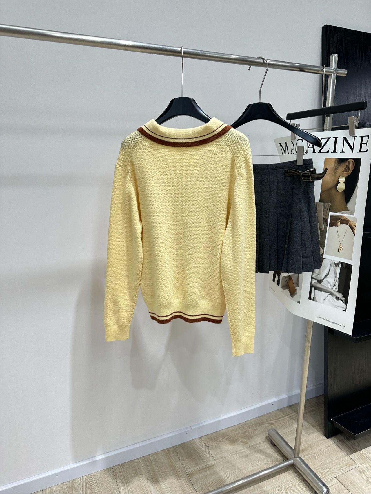 【M黄棕撞色单口袋polo长袖毛衣】 🔺，面料：羊绒 颜色：黄色 Miu 26FW 的奶黄色撞色 V 领针织衫​​ 奶黄