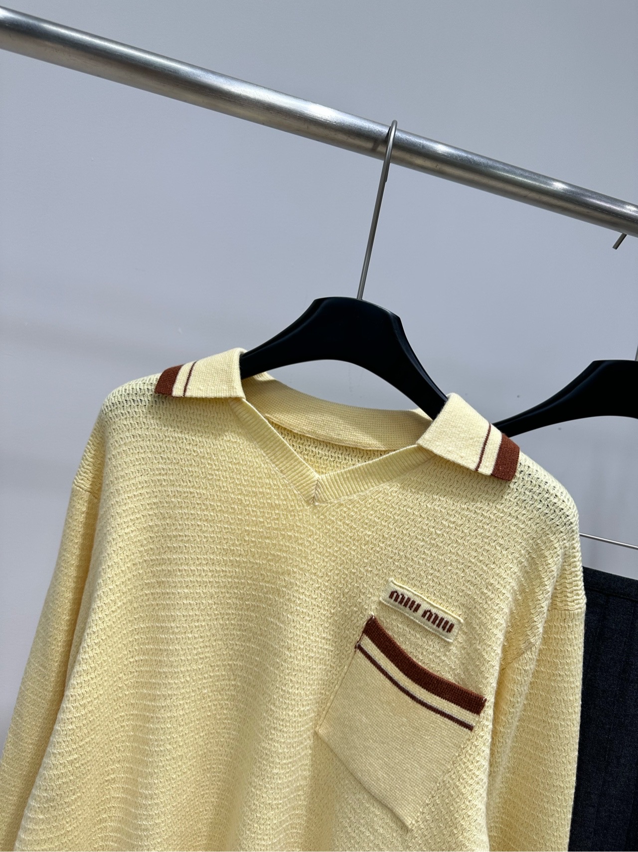 【M黄棕撞色单口袋polo长袖毛衣】 🔺，面料：羊绒 颜色：黄色 Miu 26FW 的奶黄色撞色 V 领针织衫​​ 奶黄