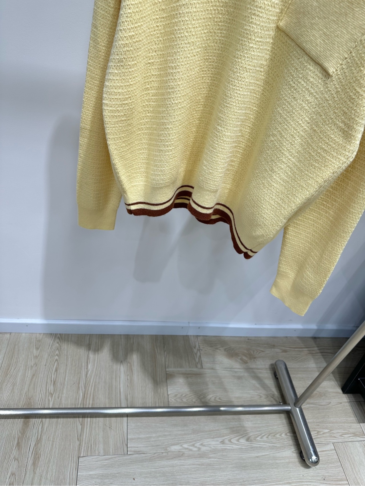 【M黄棕撞色单口袋polo长袖毛衣】 🔺，面料：羊绒 颜色：黄色 Miu 26FW 的奶黄色撞色 V 领针织衫​​ 奶黄
