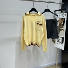 【M黄棕撞色单口袋polo长袖毛衣】 🔺,面料:羊绒 颜色:黄色 Miu 26FW 的奶黄色撞色 V 领针织衫 奶黄 【M黄棕撞色单口袋polo长袖毛衣】 🔺,面料:羊绒 颜色:黄色 Miu 26FW 的奶黄色撞色 V 领针织衫 奶黄