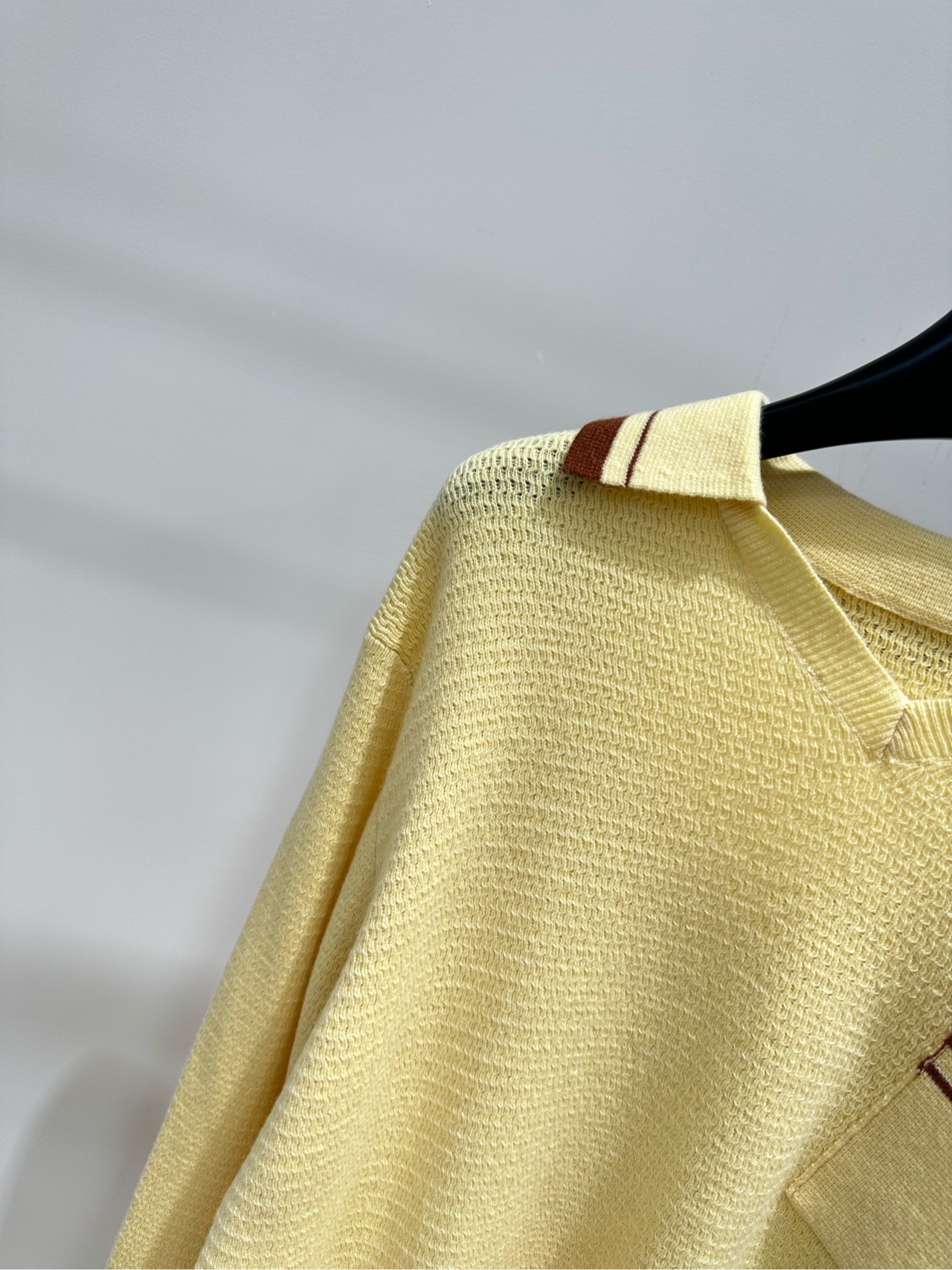 【M黄棕撞色单口袋polo长袖毛衣】 🔺，面料：羊绒 颜色：黄色 Miu 26FW 的奶黄色撞色 V 领针织衫​​ 奶黄