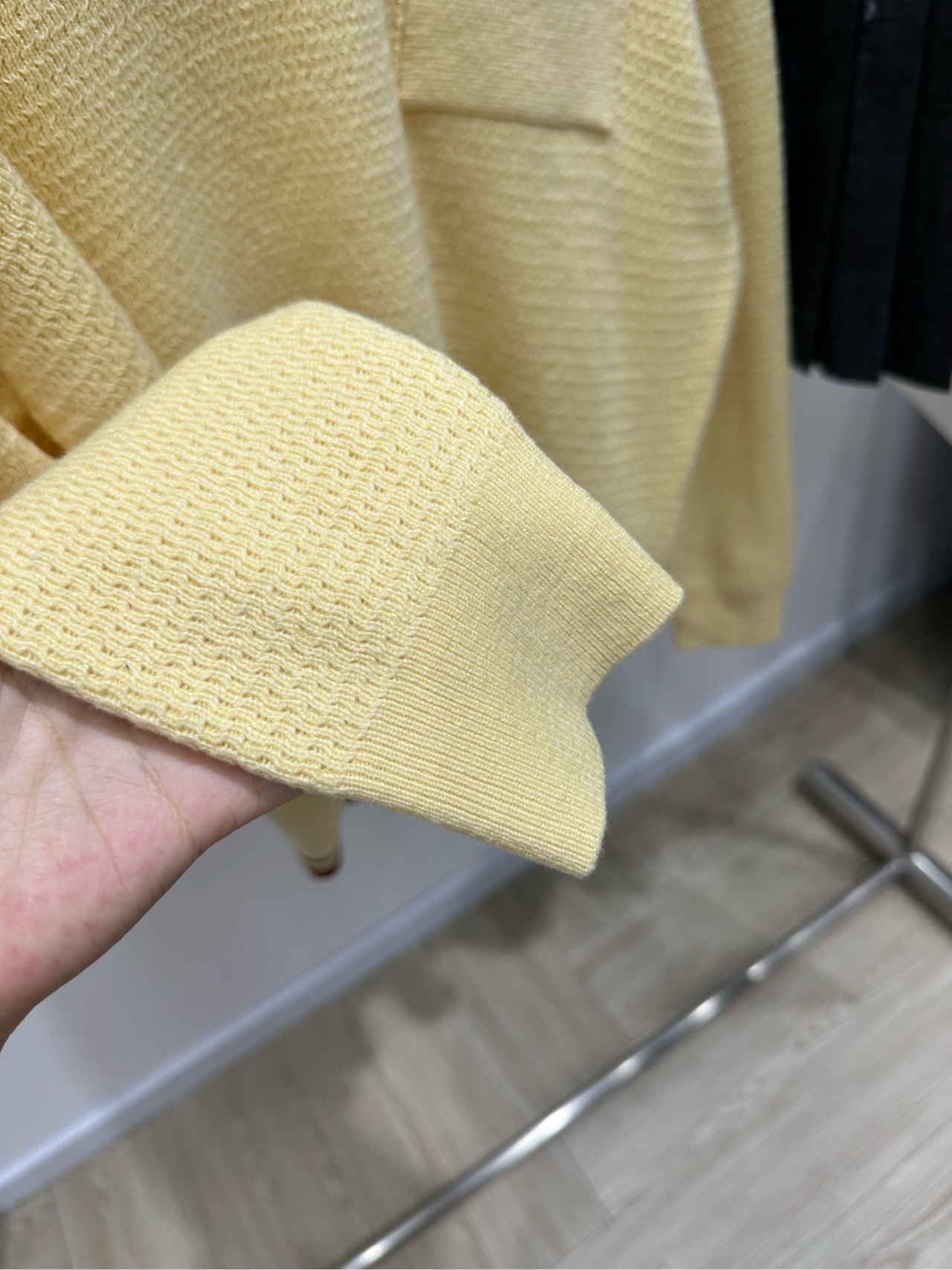 【M黄棕撞色单口袋polo长袖毛衣】 🔺，面料：羊绒 颜色：黄色 Miu 26FW 的奶黄色撞色 V 领针织衫​​ 奶黄