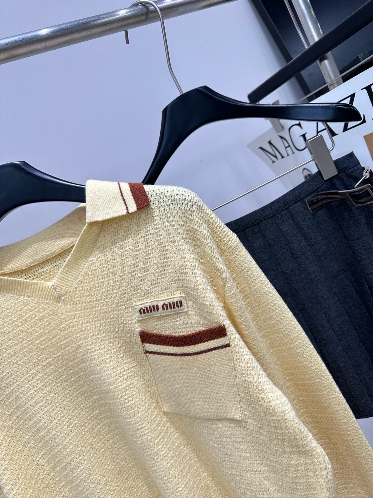 【M黄棕撞色单口袋polo长袖毛衣】 🔺，面料：羊绒 颜色：黄色 Miu 26FW 的奶黄色撞色 V 领针织衫​​ 奶黄