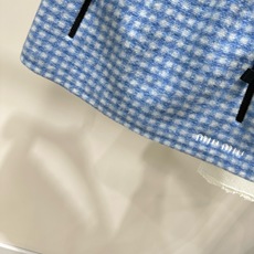 【M蓝白格摇粒绒休闲半裙】 🔺,面料:棉羊毛混纺 颜色:蓝白格纹 Miu 26FW 的 baby 蓝格纹摇粒绒松紧 【M蓝白格摇粒绒休闲半裙】 🔺,面料:棉羊毛混纺 颜色:蓝白格纹 Miu 26FW 的 baby 蓝格纹摇粒绒松紧