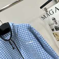 【M蓝白格立领拉链摇粒绒外套】 🔺,面料:棉羊毛混纺 颜色:蓝白格纹 Miu 26FW 的 baby 蓝格纹摇粒绒高 【M蓝白格立领拉链摇粒绒外套】 🔺,面料:棉羊毛混纺 颜色:蓝白格纹 Miu 26FW 的 baby 蓝格纹摇粒绒高