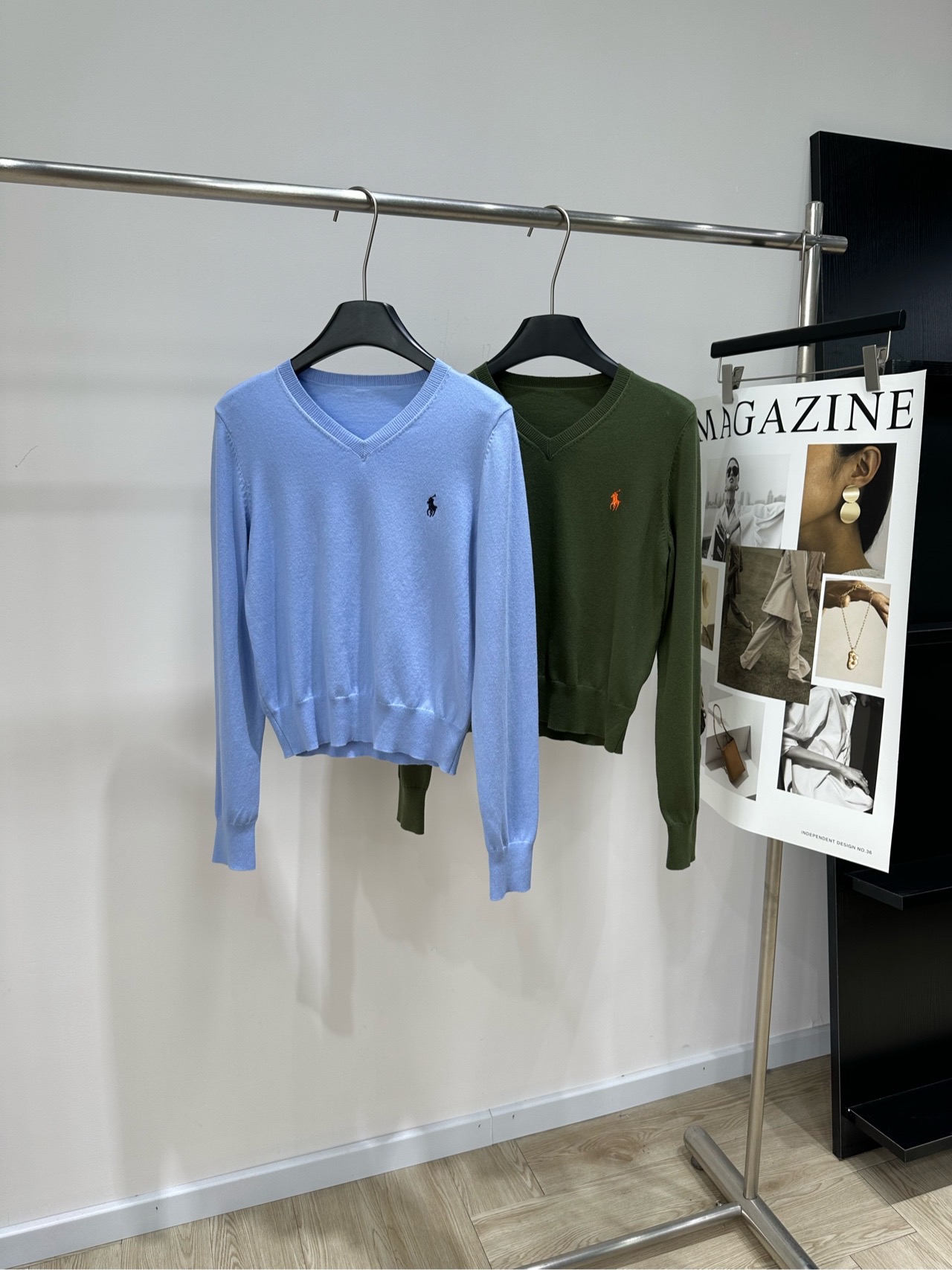 【拉夫小马刺绣V领长袖毛衣】 🔺,面料:棉混纺 颜色:橄榄绿、浅蓝 Ralph Lauren 的苔藓绿色 V 领长袖 【拉夫小马刺绣V领长袖毛衣】 🔺,面料:棉混纺 颜色:橄榄绿、浅蓝 Ralph Lauren 的苔藓绿色 V 领长袖